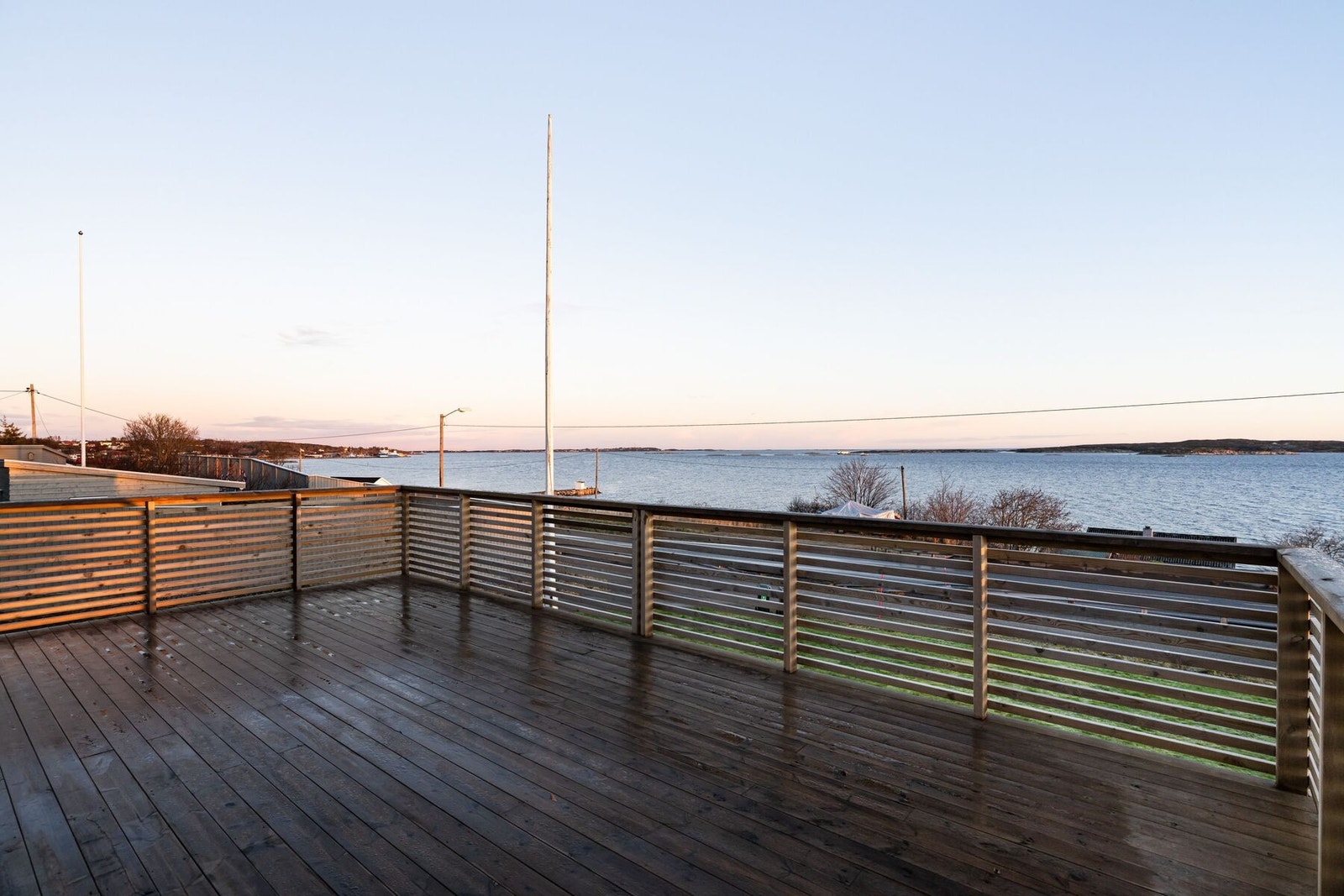 Det er terrasse både på fremsiden og baksiden, her har man med andre ord mulighet for sol hele dagen om været tillater det Galleribilde