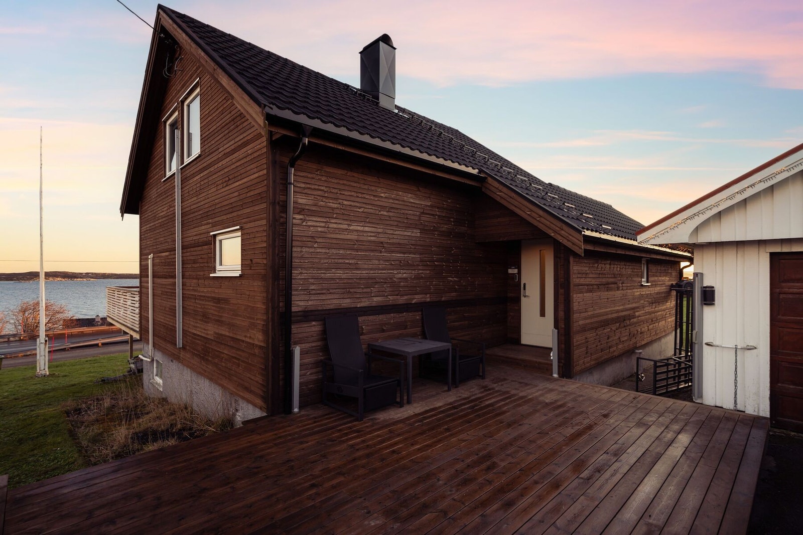 Eneboligen er betydelig oppgradert i perioden 2019 - 2022 med blant annet ny kledning, en del nye vinduer, nytt tak og nye takrenner Galleribilde