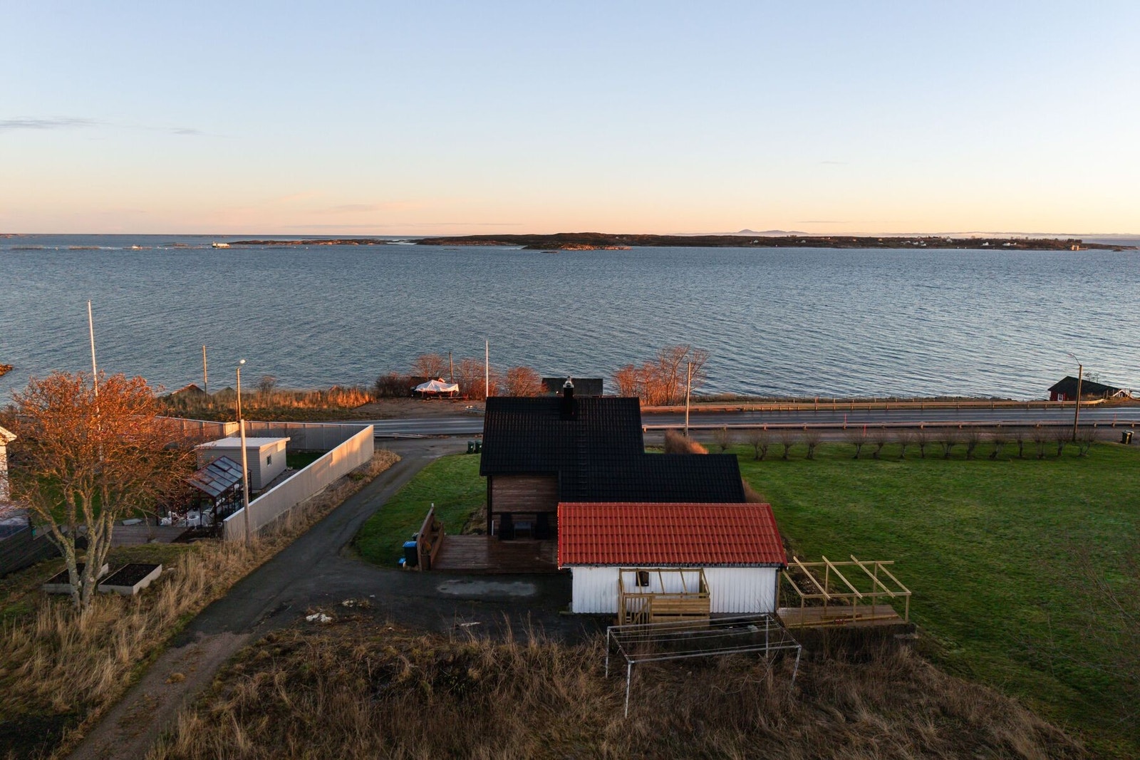 Eiendommen kan skilte med fantastisk sjøutsikt og gangavstand til det meste. Galleribilde