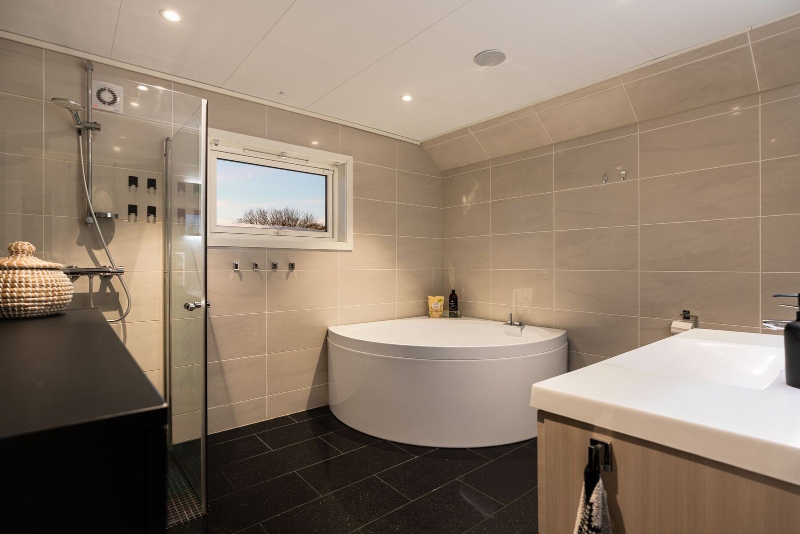 Pent bad på ca. 9,5 m² Galleribilde