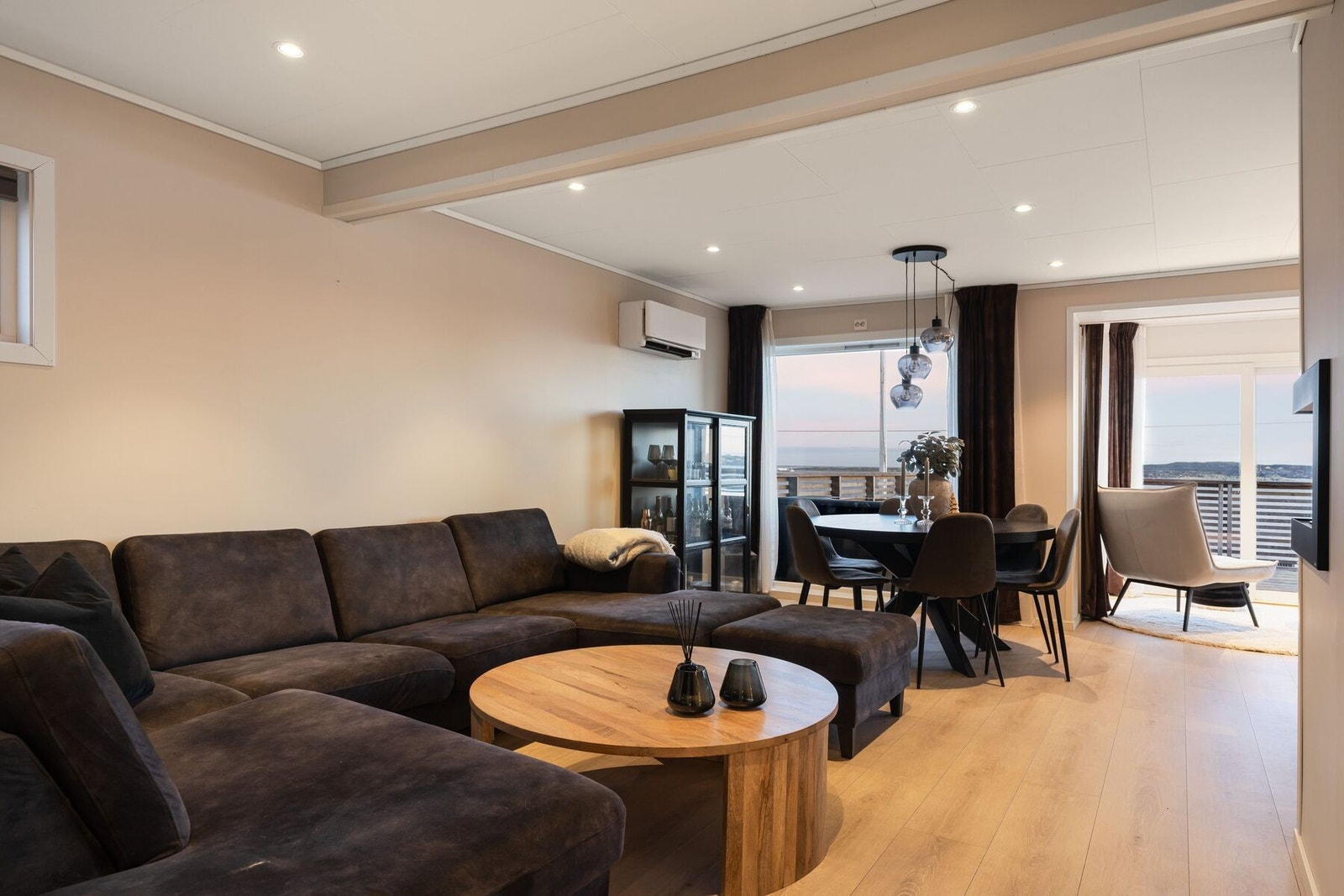 Her har man blant annet god plass til sofagruppe, spisebord, oppbevaringsmøblement m.mm Galleribilde