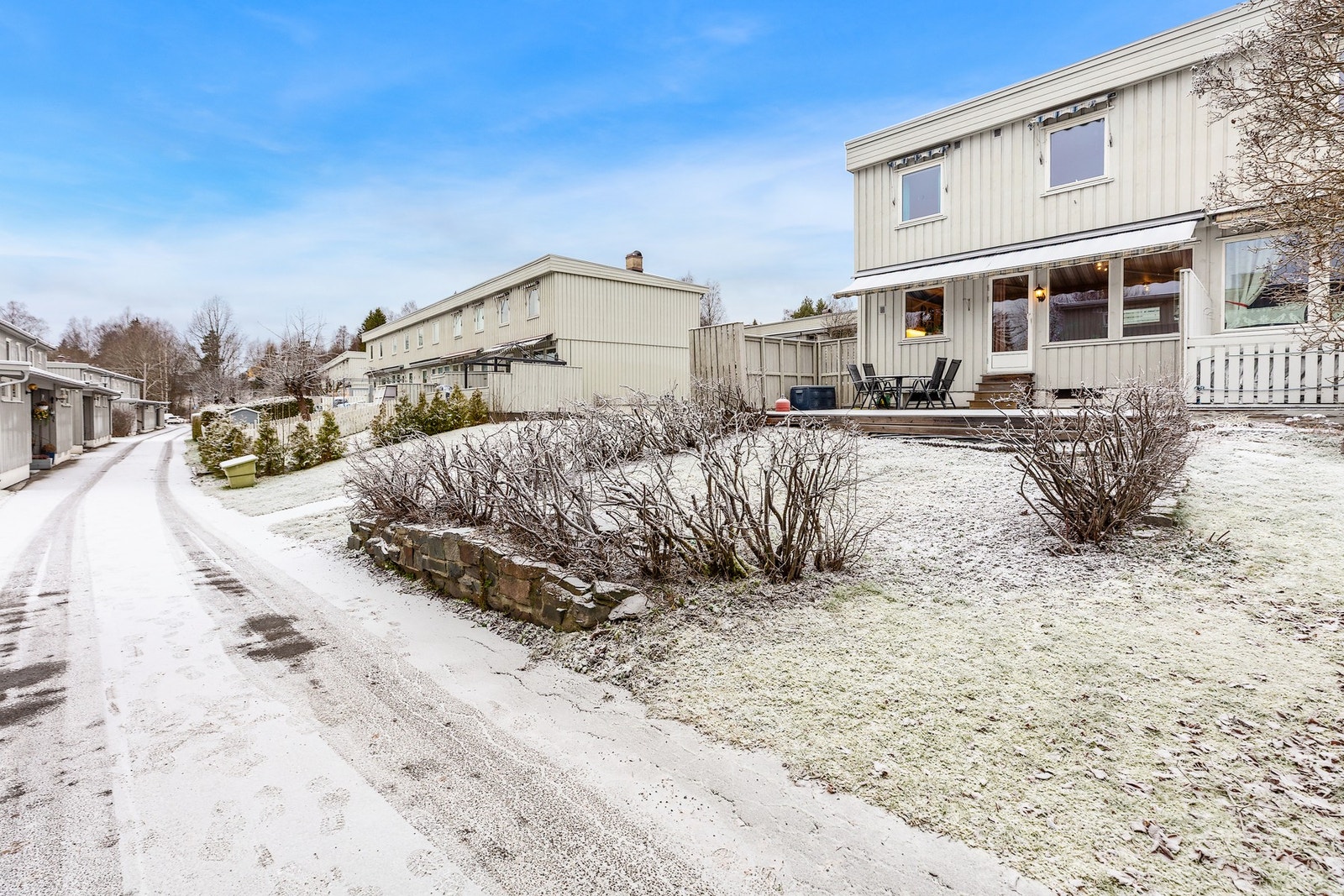 Rekkehuset disponerer en deilig hage i tilknytning til platting med god plass til møblering Galleribilde