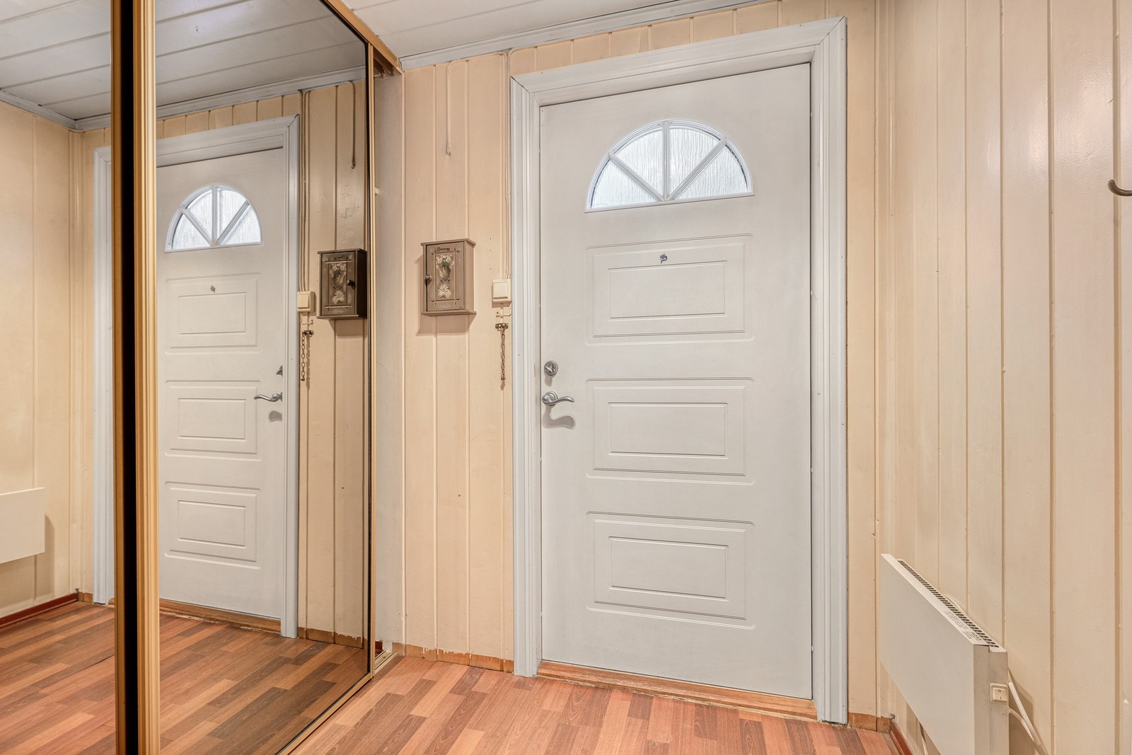 Når du kommer inn i boligen blir du møtt av en hyggelig entre med god lagringsplass i skyvedørsgarderobe Galleribilde