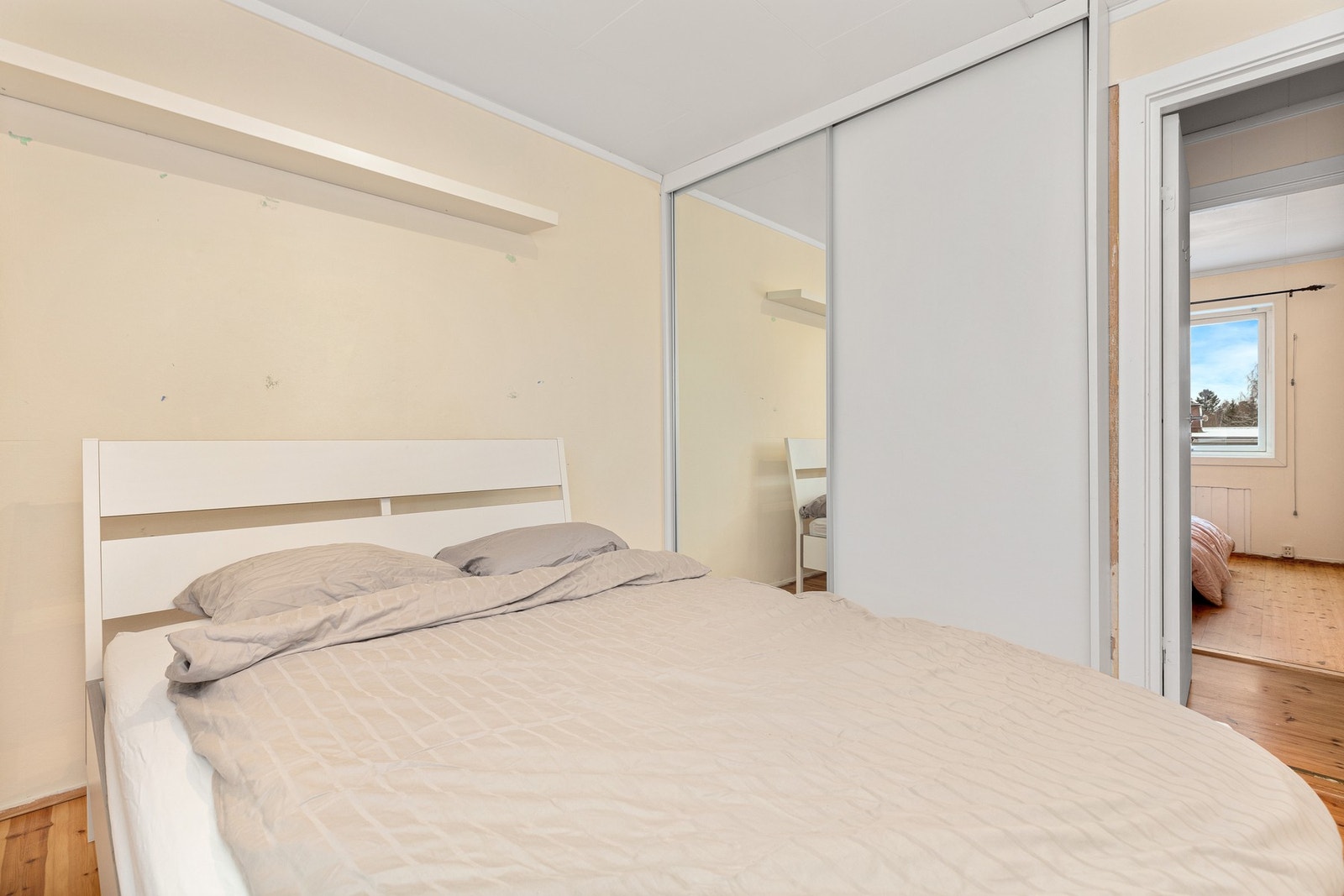 Soverom 2 - Også her har du en stor skyvedørsgarderobe Galleribilde