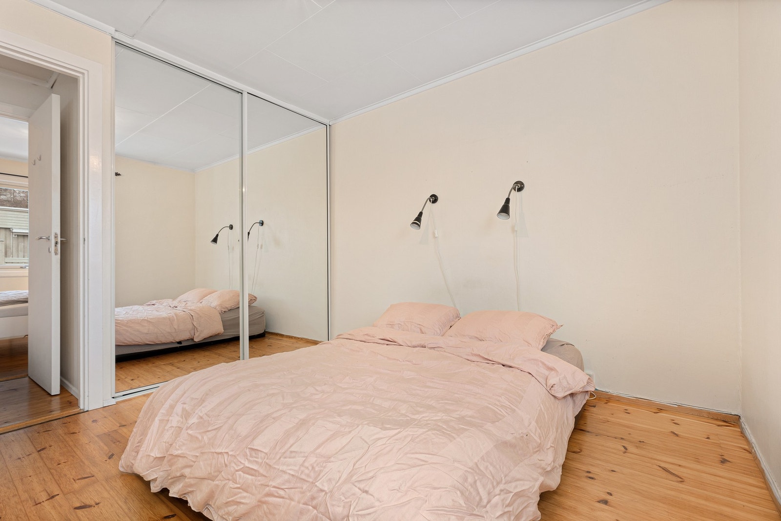 Soverom 1 - God lagringsplass i skyvedørsgarderobe Galleribilde