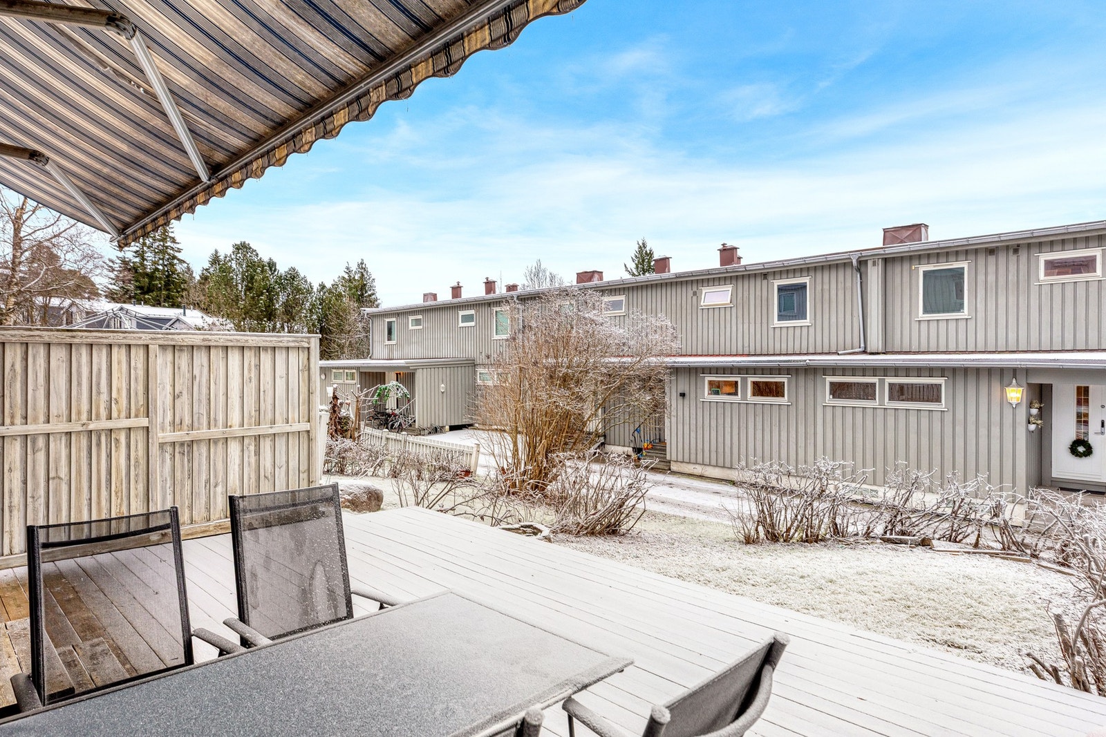 Fra stuen kommer du ut til plattingen med hagen Galleribilde