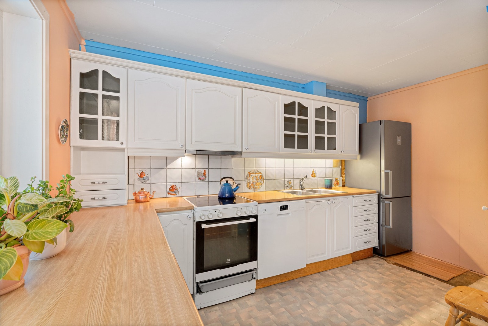 Kjøkkenet byr på god skap- og benkeplass Galleribilde