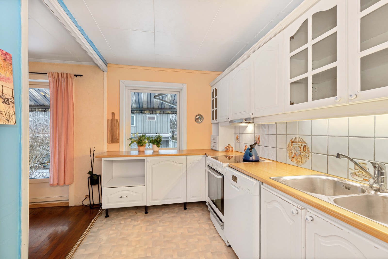 Av hvitevarer finner du stekeovn, ventilator, oppvaskmaskin og kombiskap Galleribilde