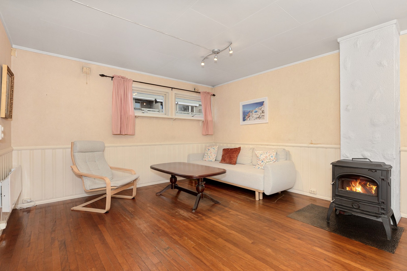 Det er rikelig med plass til en hyggelig sofagruppe med tilhørende stuemøblement Galleribilde