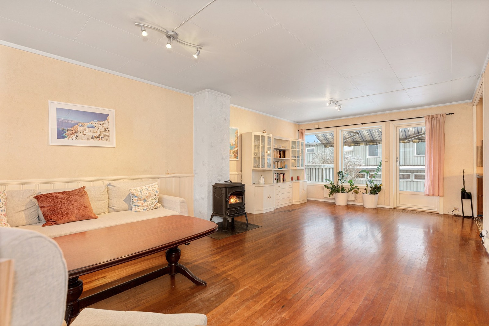 Videre inn i boligen kommer du til en stor og gjennomgående stue med god plass til møblering i flere soner Galleribilde