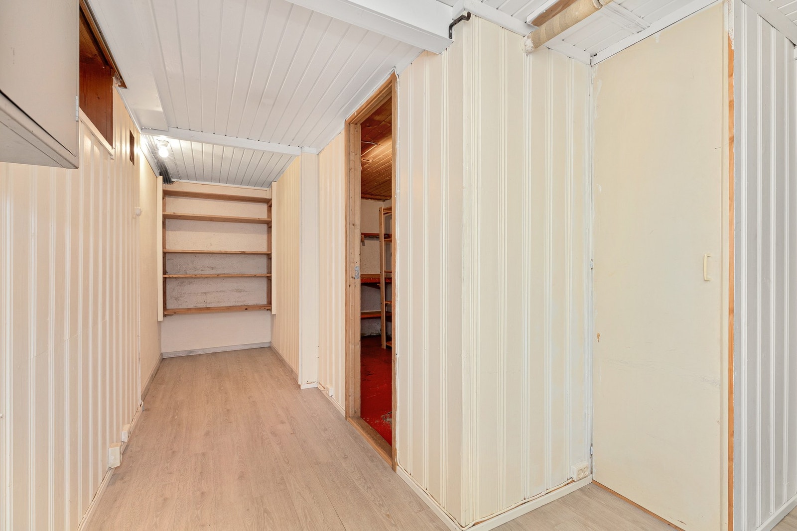 Gode oppbevaringsmuligheter i boden Galleribilde