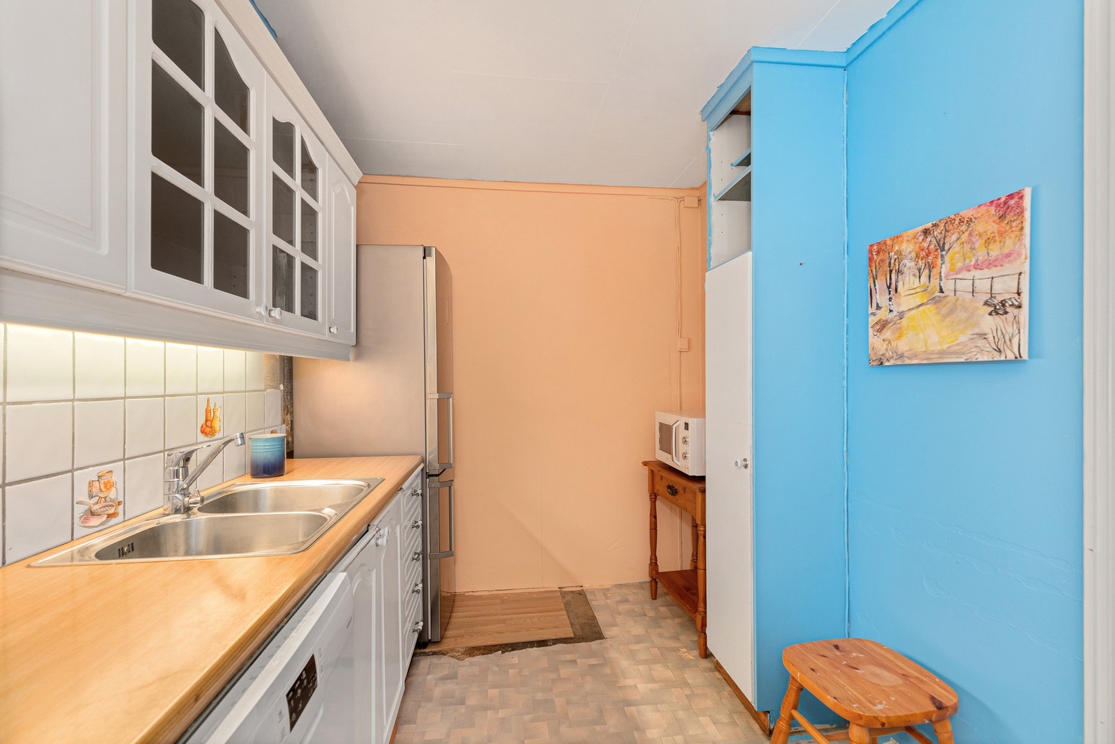 Innredningen består av profilerte fronter, noen med vindu, og laminert benkeplate Galleribilde