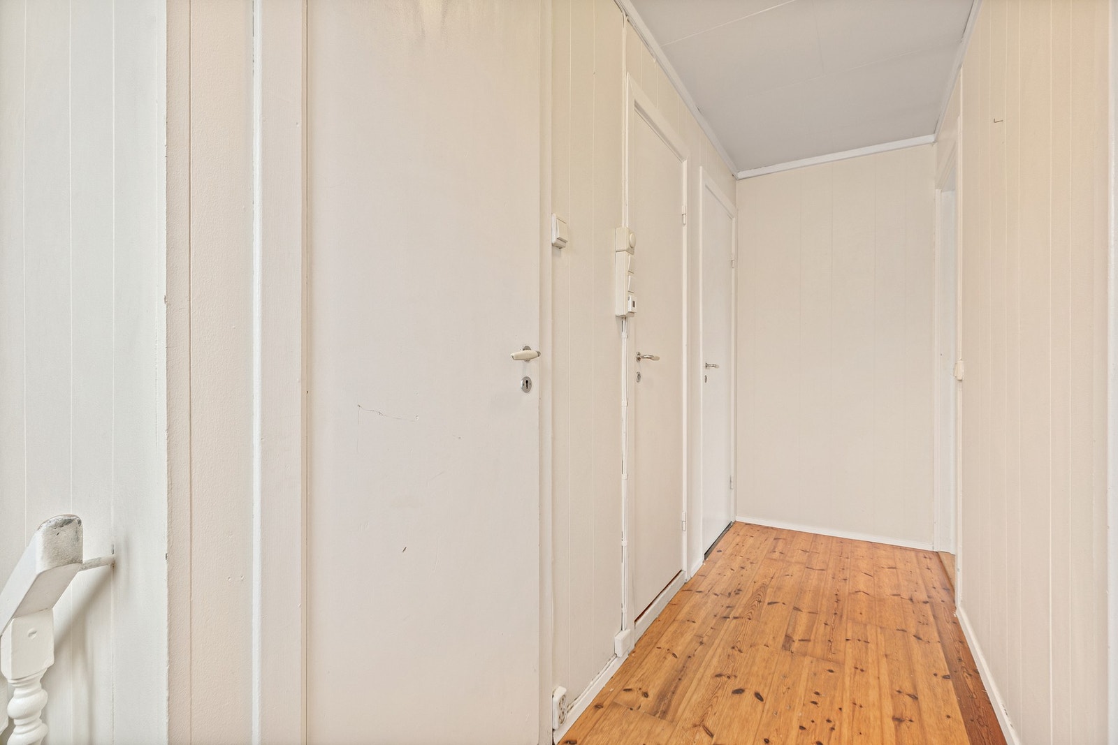 Når du kommer opp trappen blir du møtt av trapperom med enkel adkomst til alle rom i etasjen Galleribilde