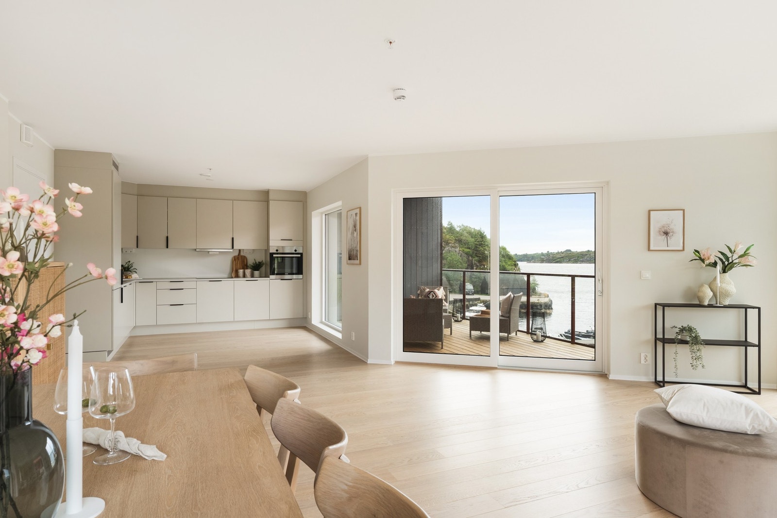 Stuen er lys og luftig, preget av store vindusflater som gir panoramautsikt mot sjøen Galleribilde