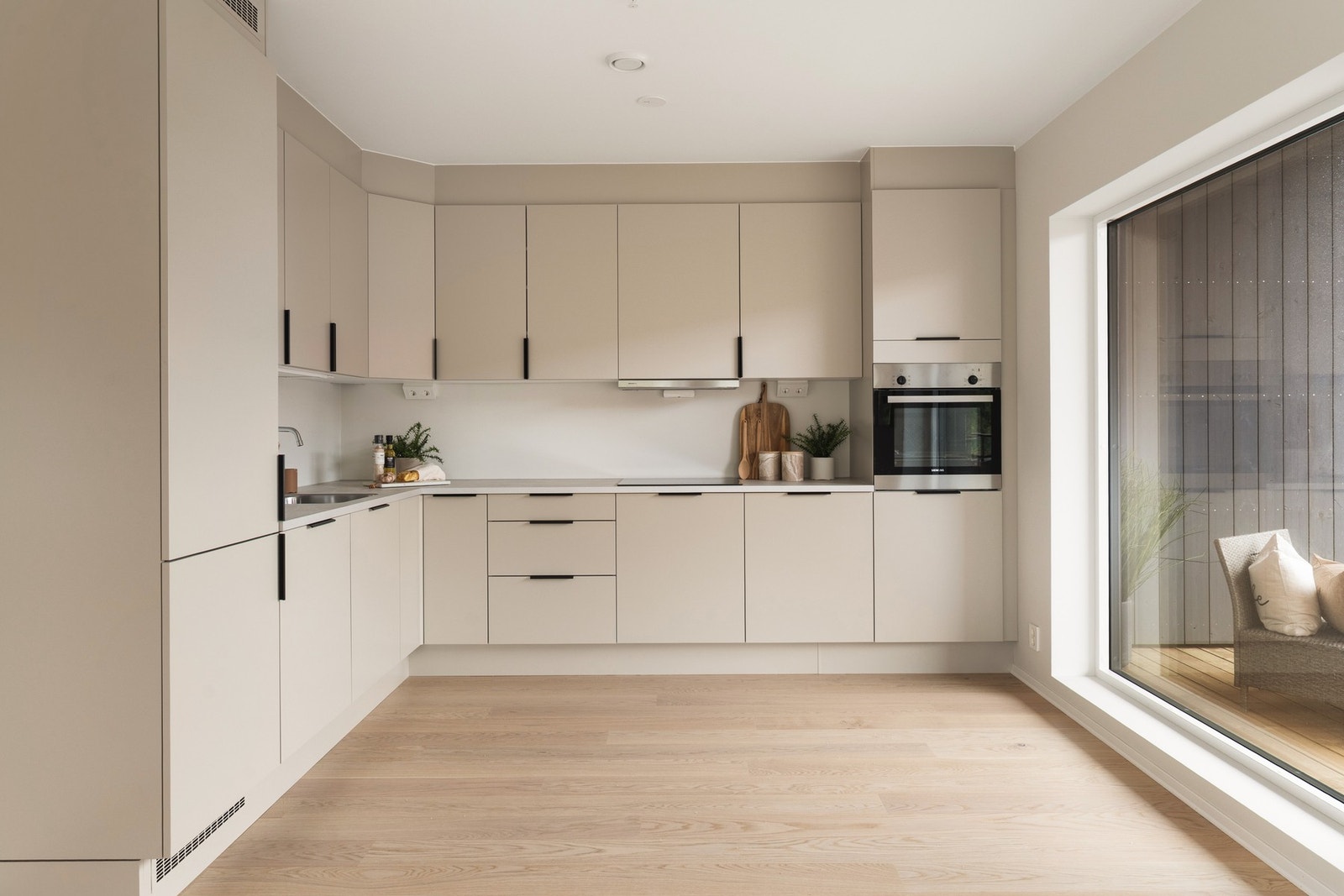 Innredningen er i en behagelig, moderne farge og har godt med skap- og benkeplass. Galleribilde