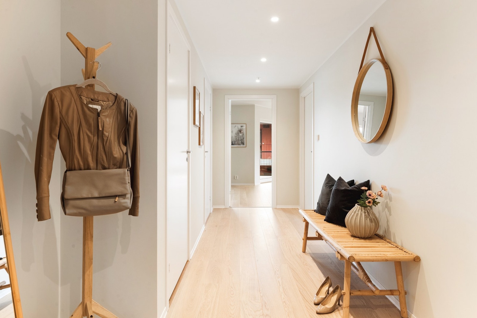 Lys og romslig gang med plass til yttertøy og sko. Galleribilde