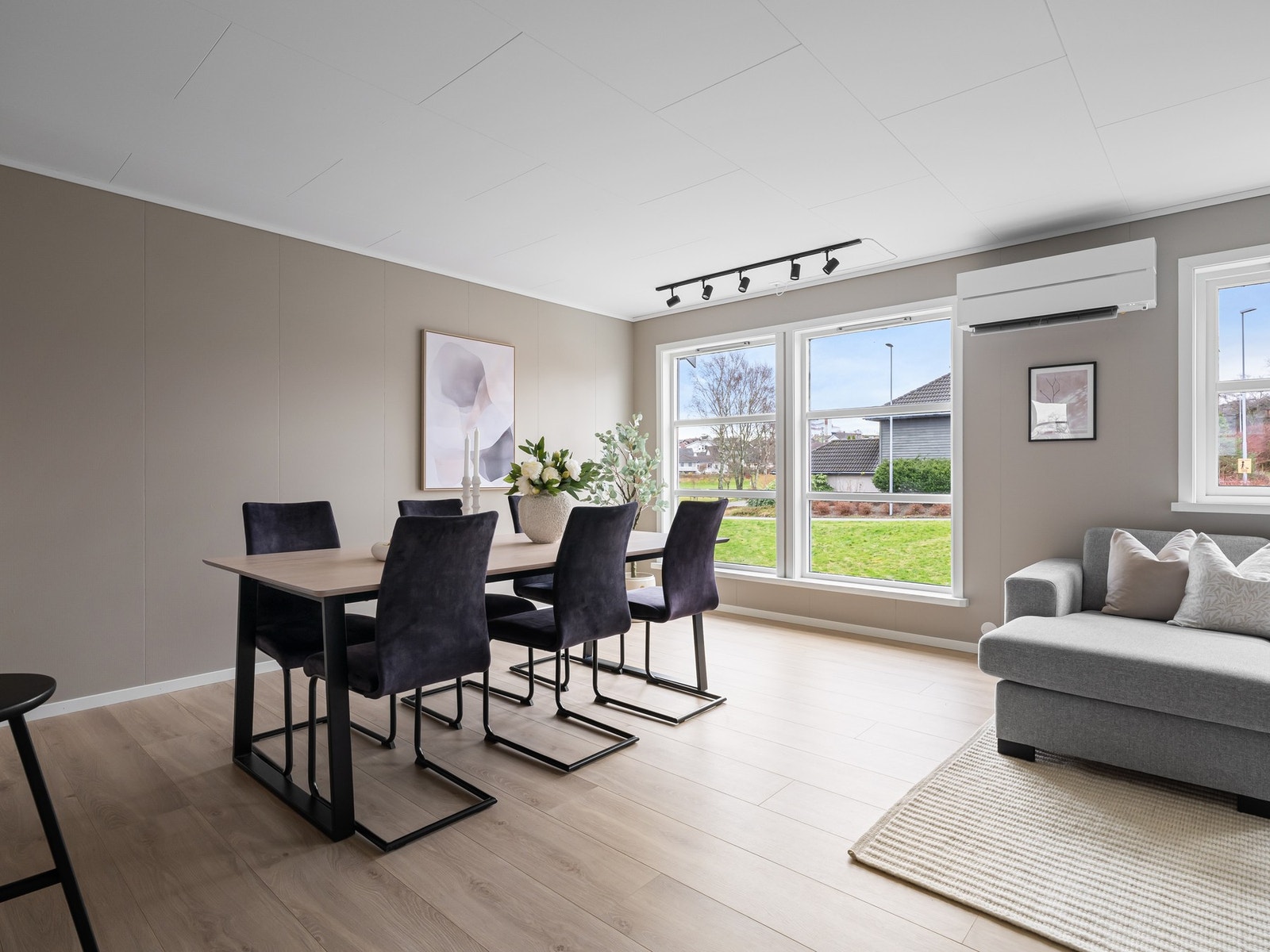 Rommet er romslig og har gode vindusflater som slipper inn rikelig med naturlig lys. Galleribilde