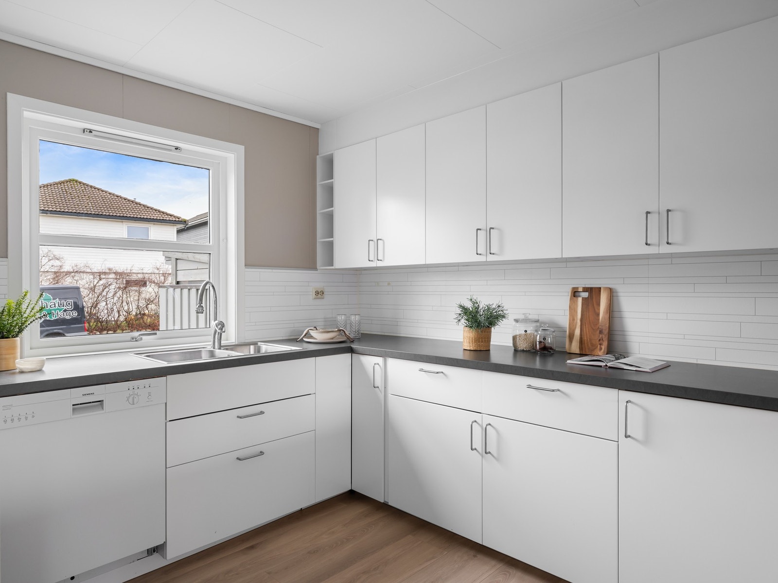 Videre har kjøkkenet plass til frittstående komfyr, oppvaskmaskin, samt nisje til kjøleskap. Galleribilde