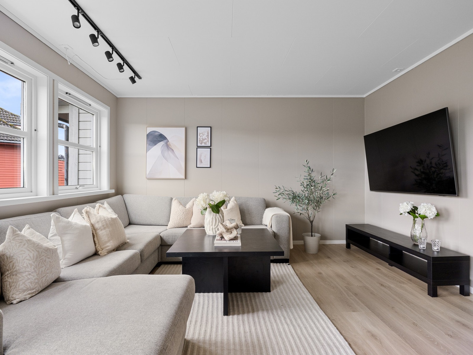 Stuen er utstyrt med varmepumpe fra 2024 som sikrer godt inneklima året rundt. Galleribilde