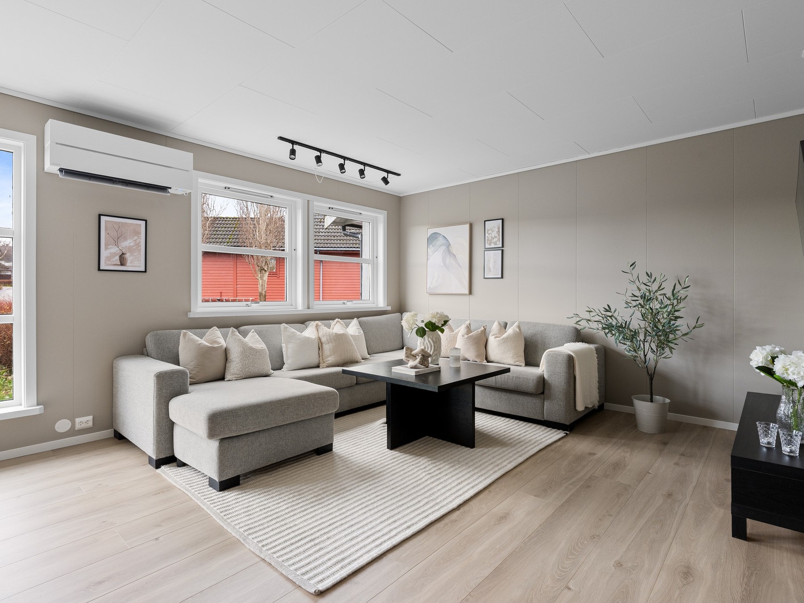 Stuen ligger i åpen løsning sammen med kjøkkenet. Den åpne løsningen gir plass til både sofa, tv-møblement og spisebord. Galleribilde