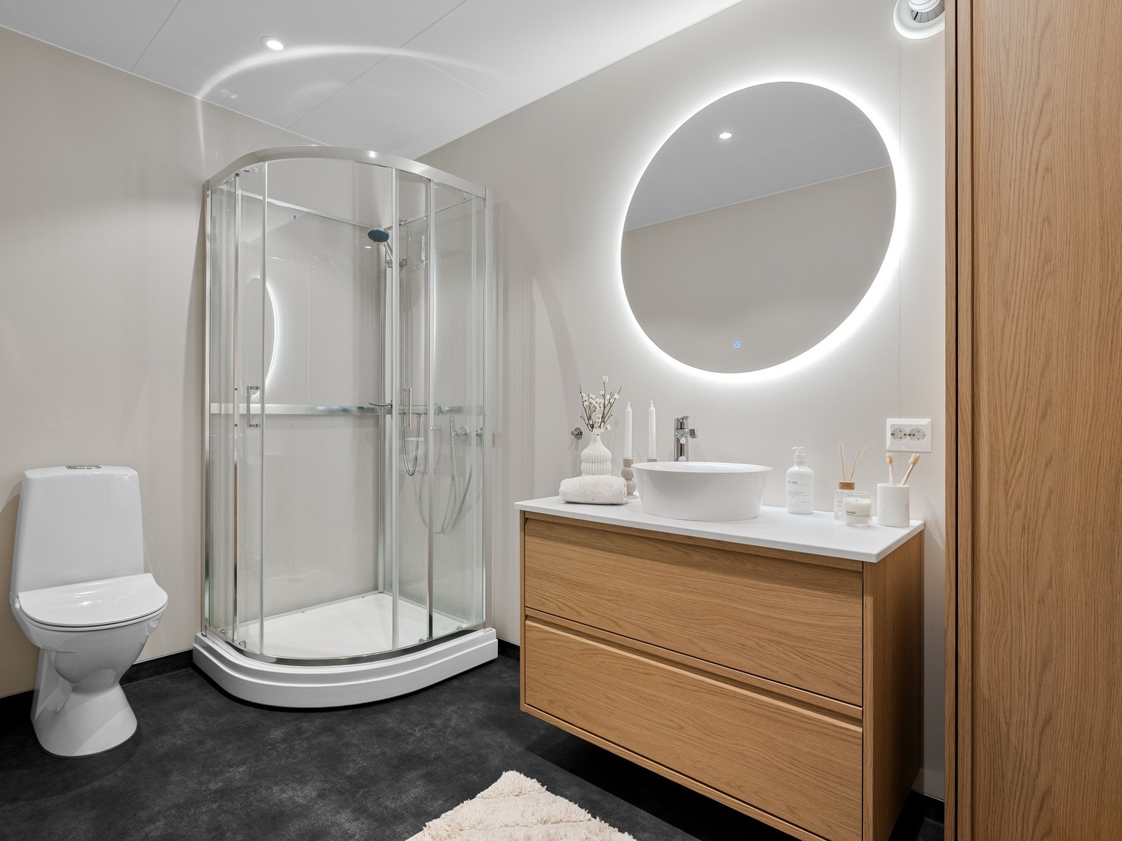 Boligens bad er plassert i underetasjen like ved soverommene. Badet er renovert i 2024 og har belegg på gulv og baderomsplater på vegger. Galleribilde