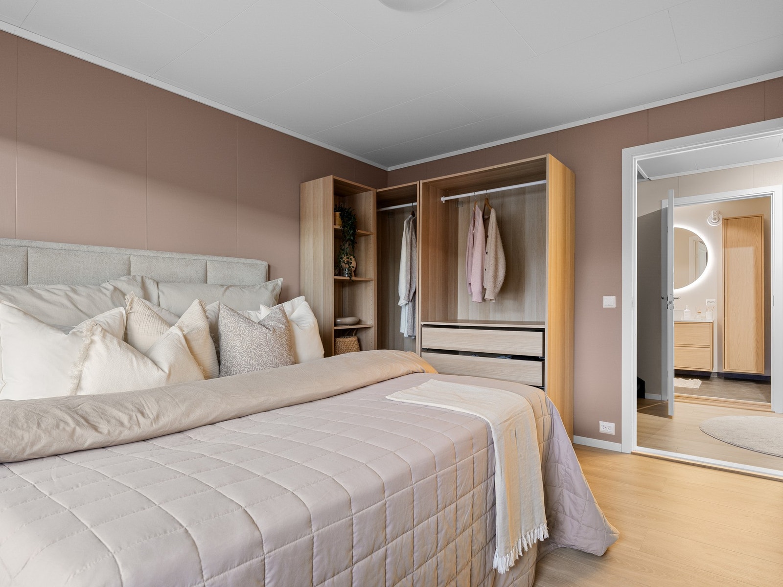 Soverommene er av god størrelse med plass til nattbord, seng og garderobeskap Galleribilde