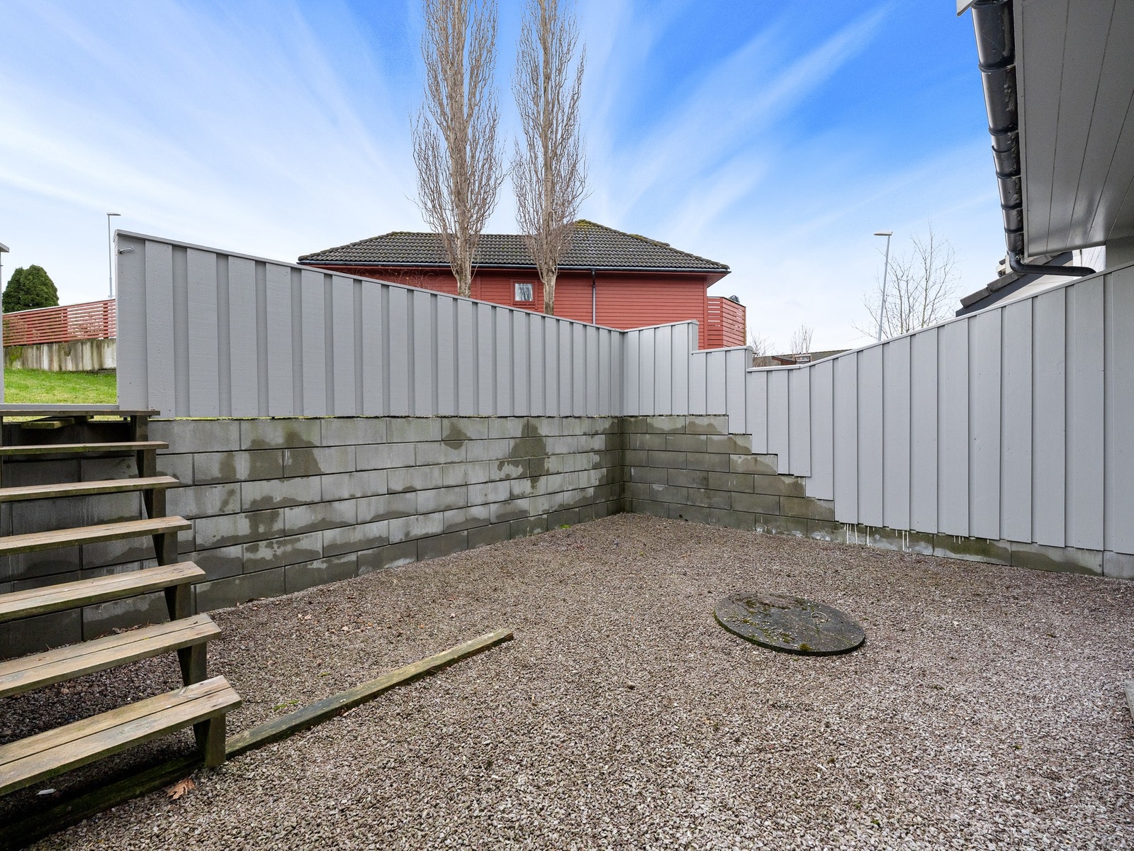 Området kan tilby flere gode skole- og barnehagetilbud med blant annet Rosktoppen barnehage, Skjeraberget barnehage, Motland skule, Bø skule og Nærbø ungdomskule. Flere lekeplasser finnes også i kort gangavstand. Galleribilde