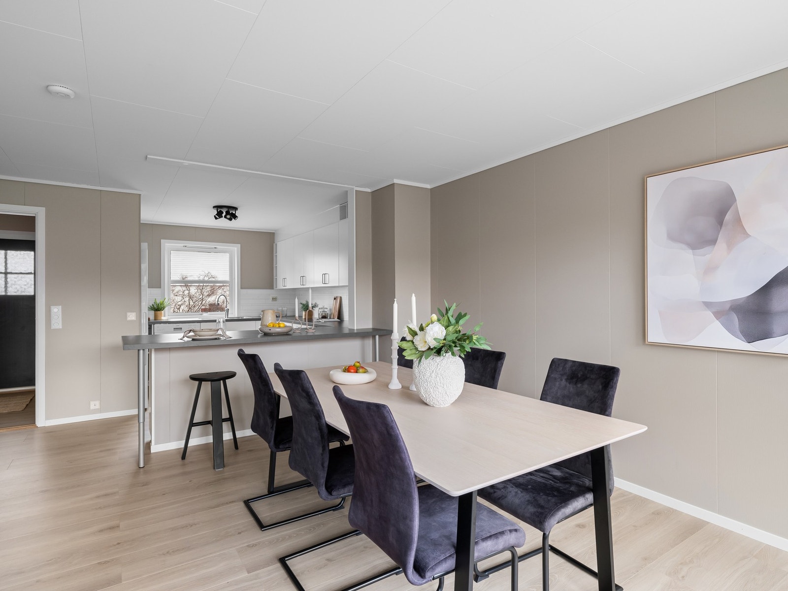 Rommet innbyr til rolige stunder, samt sosiale sammenkomster. Galleribilde