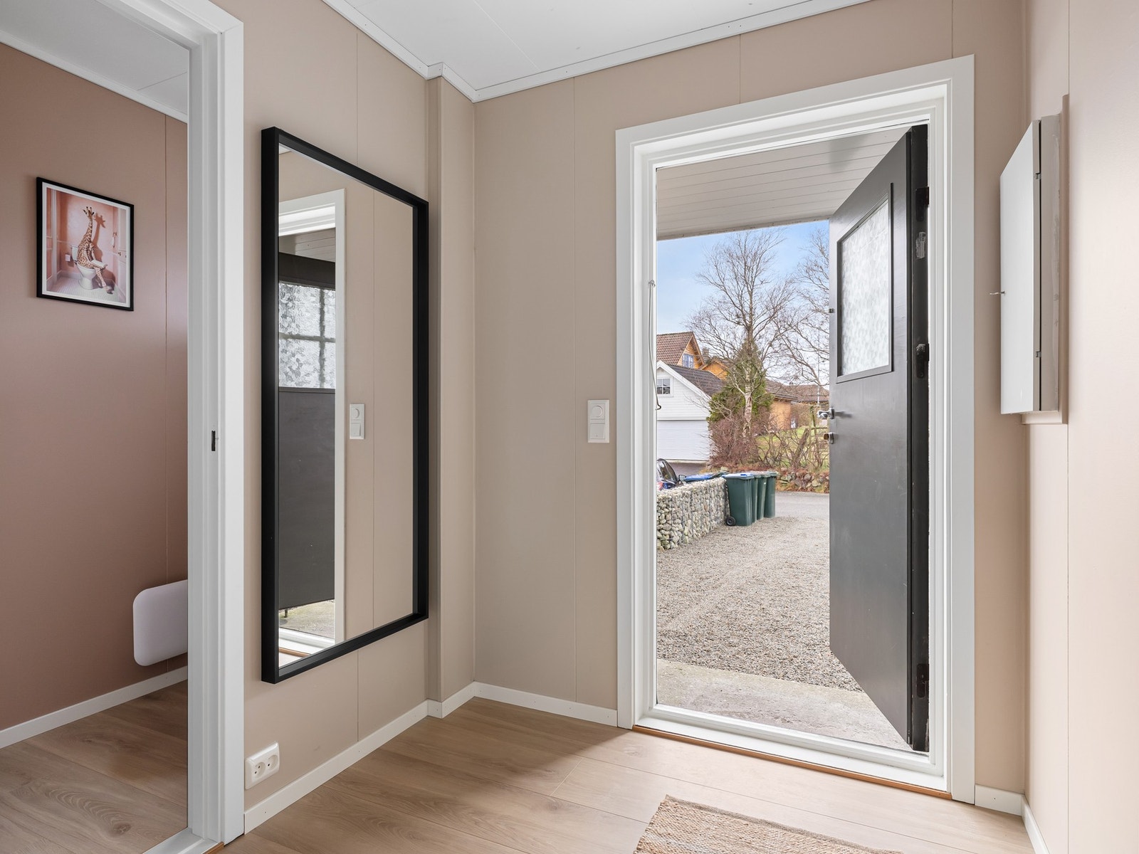 Romslig entre/gang med plass til løsning av oppheng av sko og yttertøy. Galleribilde