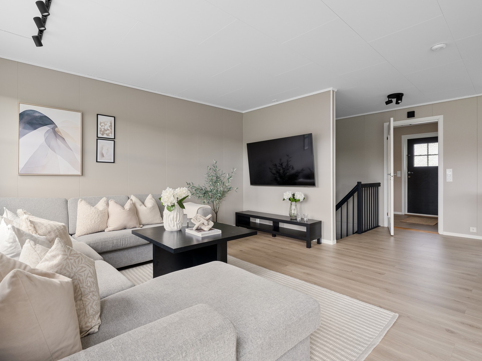 Stuen er malt i behagelige fargevalg og det er byttet gulv i 2024. Galleribilde