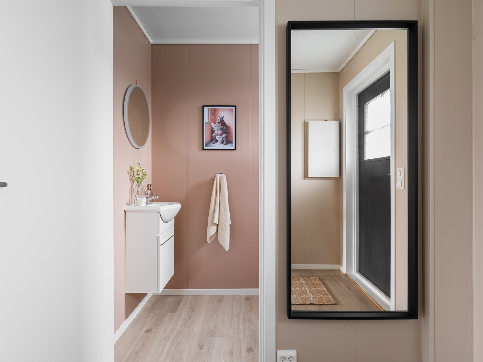 Her er det også et praktisk gjestetoalett. Gjestetoalettet er nylig oppgradert med nymalte vegger og byttet gulv i 2024. Galleribilde