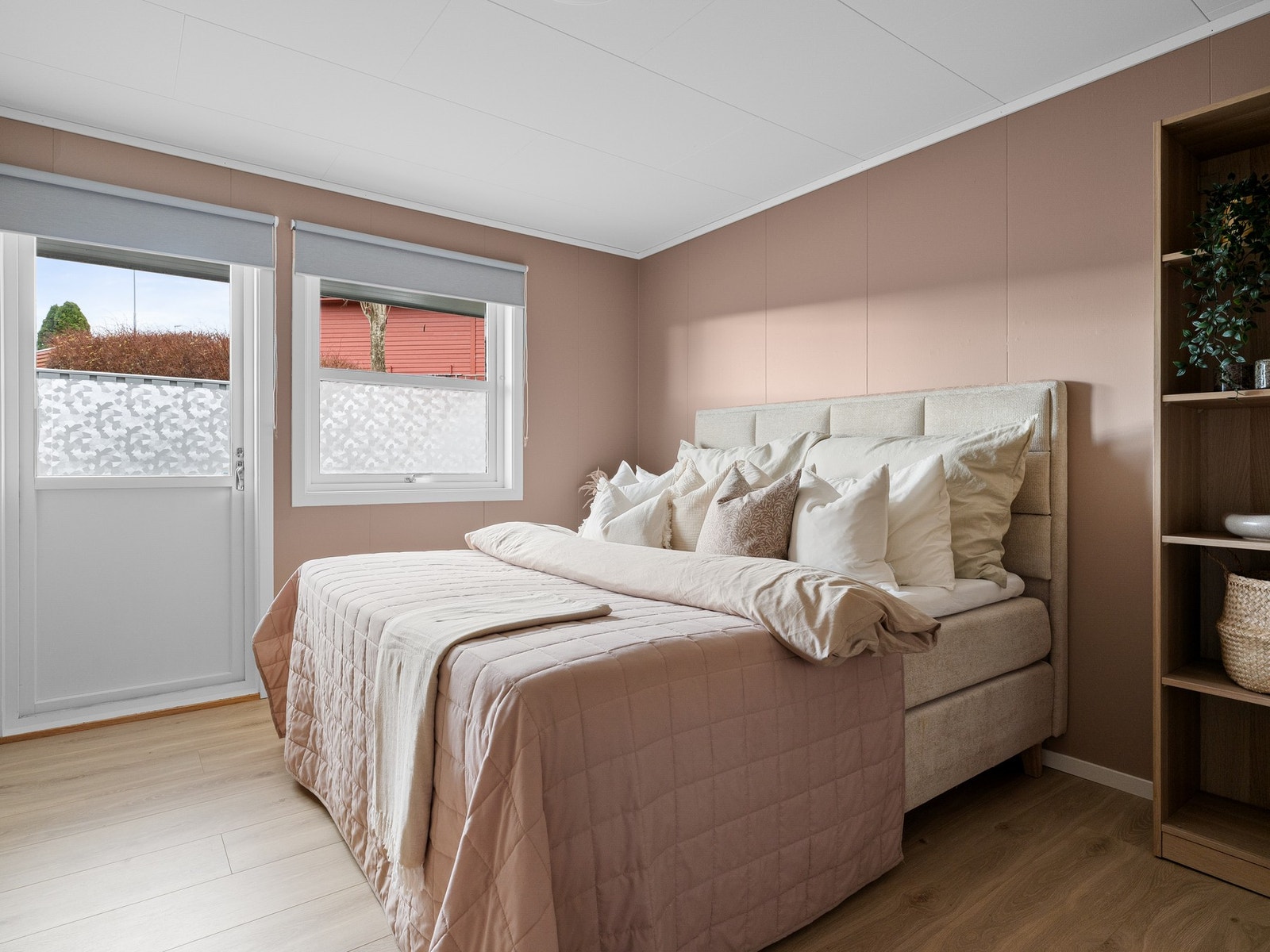 Boligen har to soverom, hvorav begge soverommene er plassert i boligens underetasje. Galleribilde