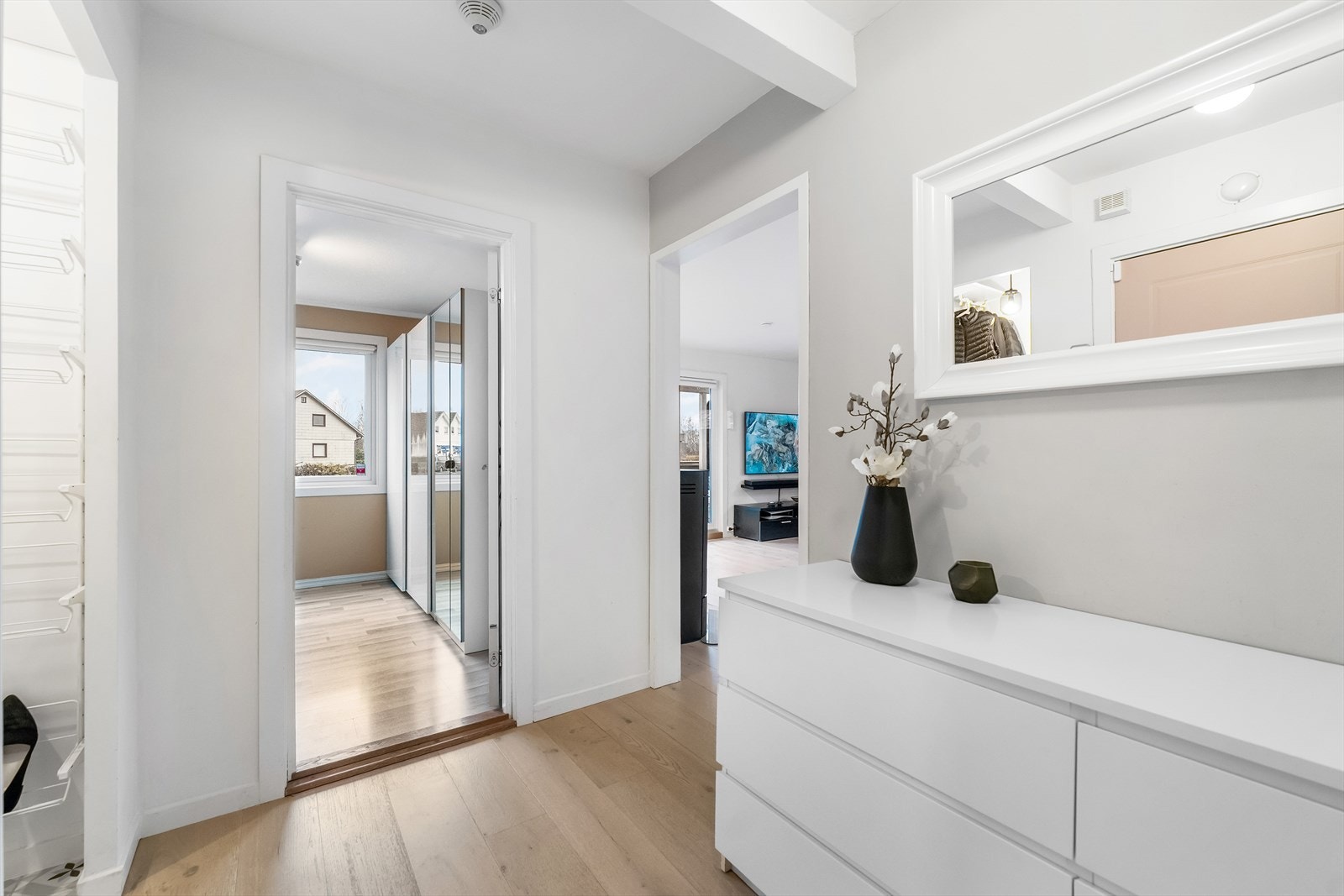 Velkommen inn i en romslig og moderne leilighet over to plan. Leiligheten ligger i 1. etasje og kjeller. Galleribilde