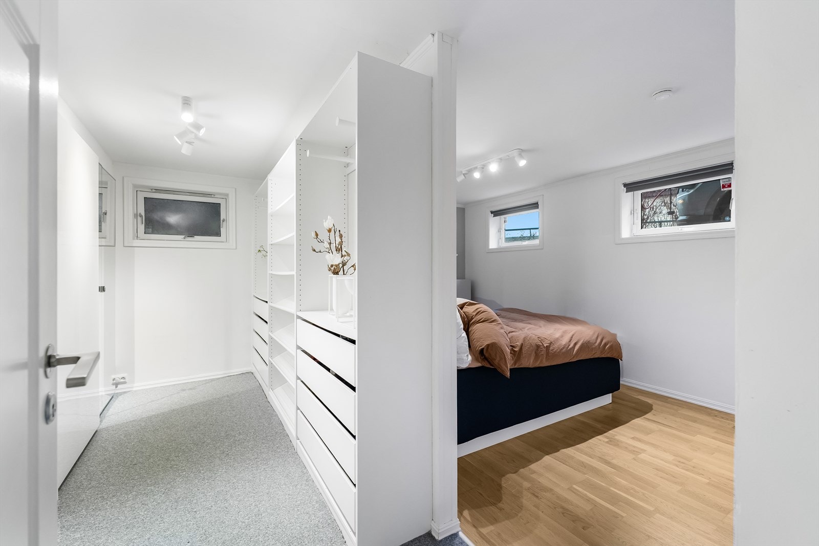 Rommet er tilknyttet et garderoberom for ekstra oppbevaring. Galleribilde