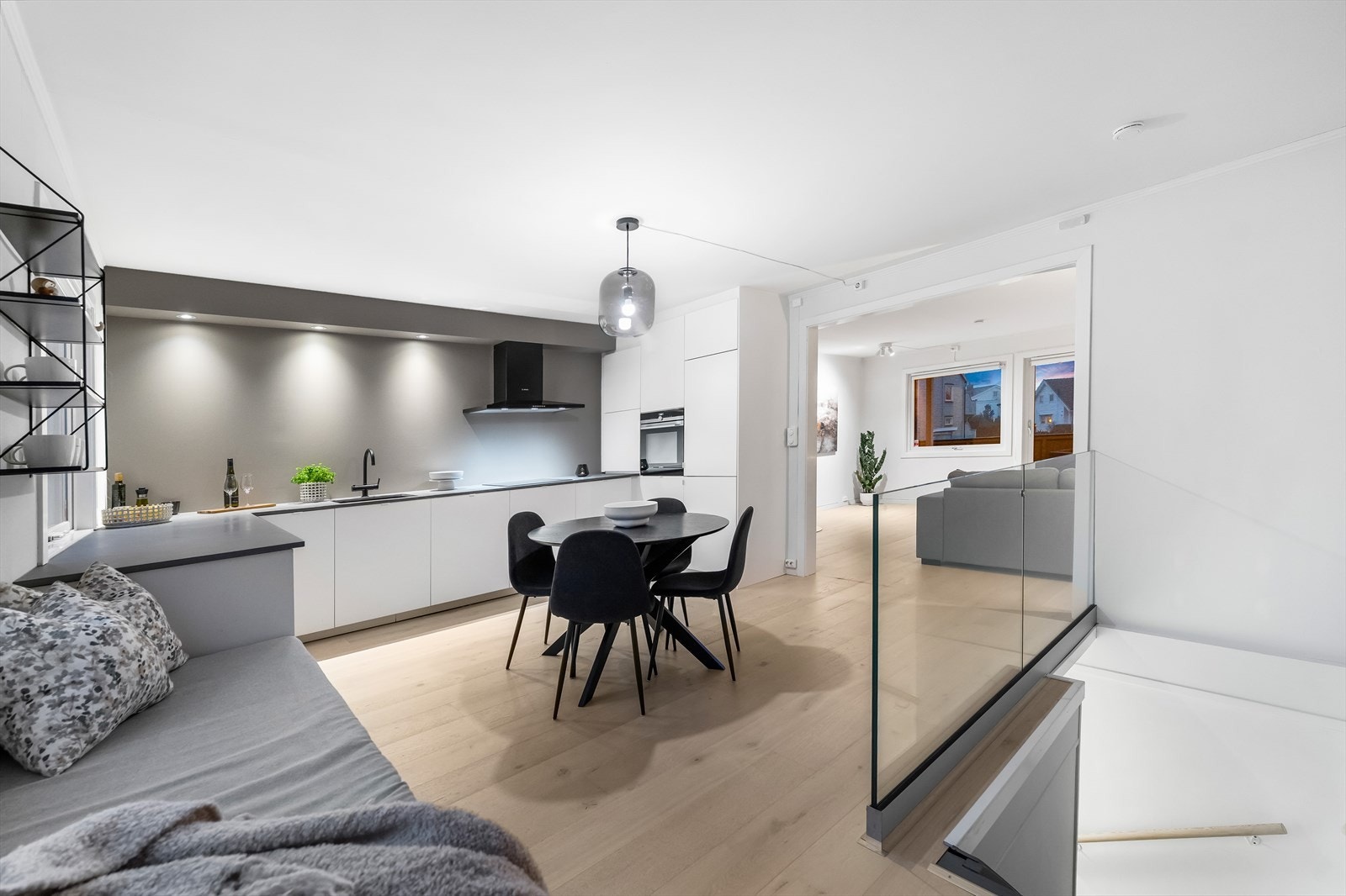 Kjøkkenet har en luftig utforming, oppført i en stor u-form med gode arbeidsflater, mye oppbevaring og en koselig sittebenk under vinduet. Galleribilde