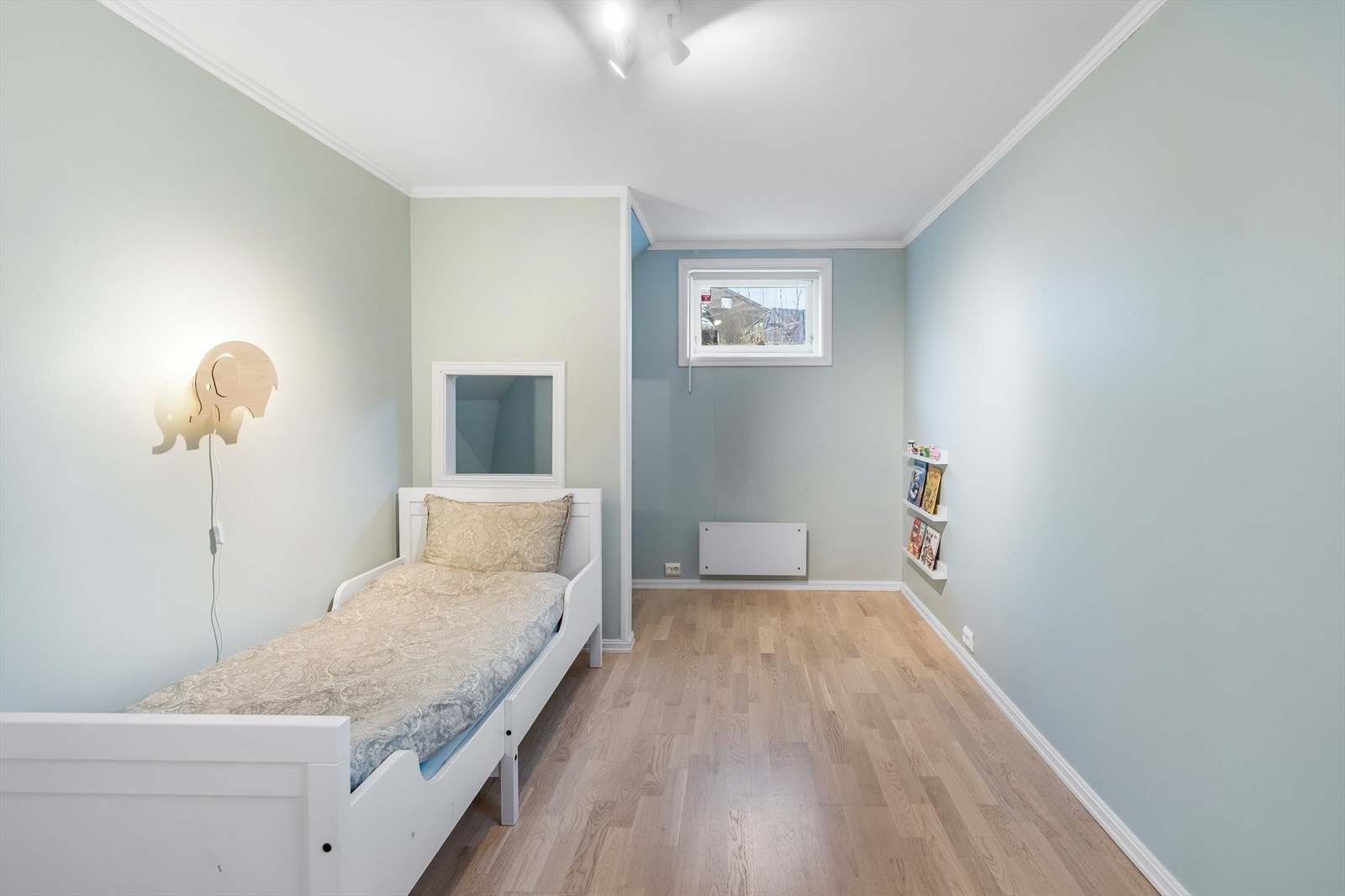 Rommet er malt i lyse farger, og det er laminat på gulvet. Galleribilde