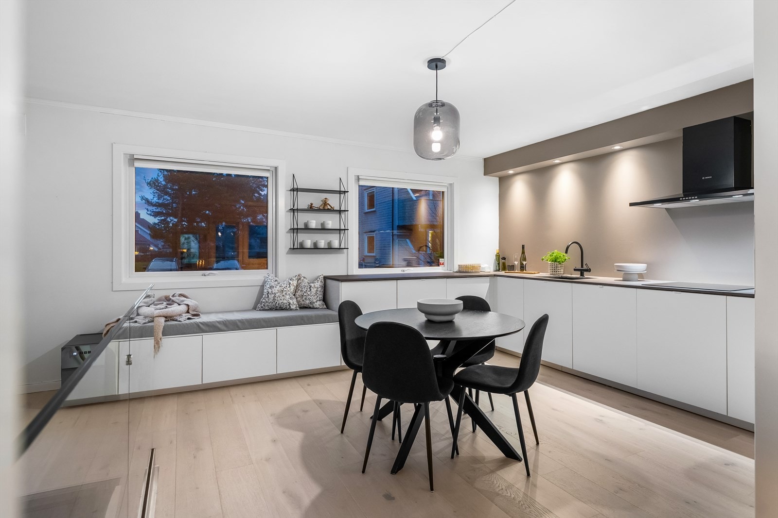 Delvis åpent mot stuen har leiligheten et stort kjøkken; et flott samlingssted med egen spiseplass for hyggelige måltider. Galleribilde