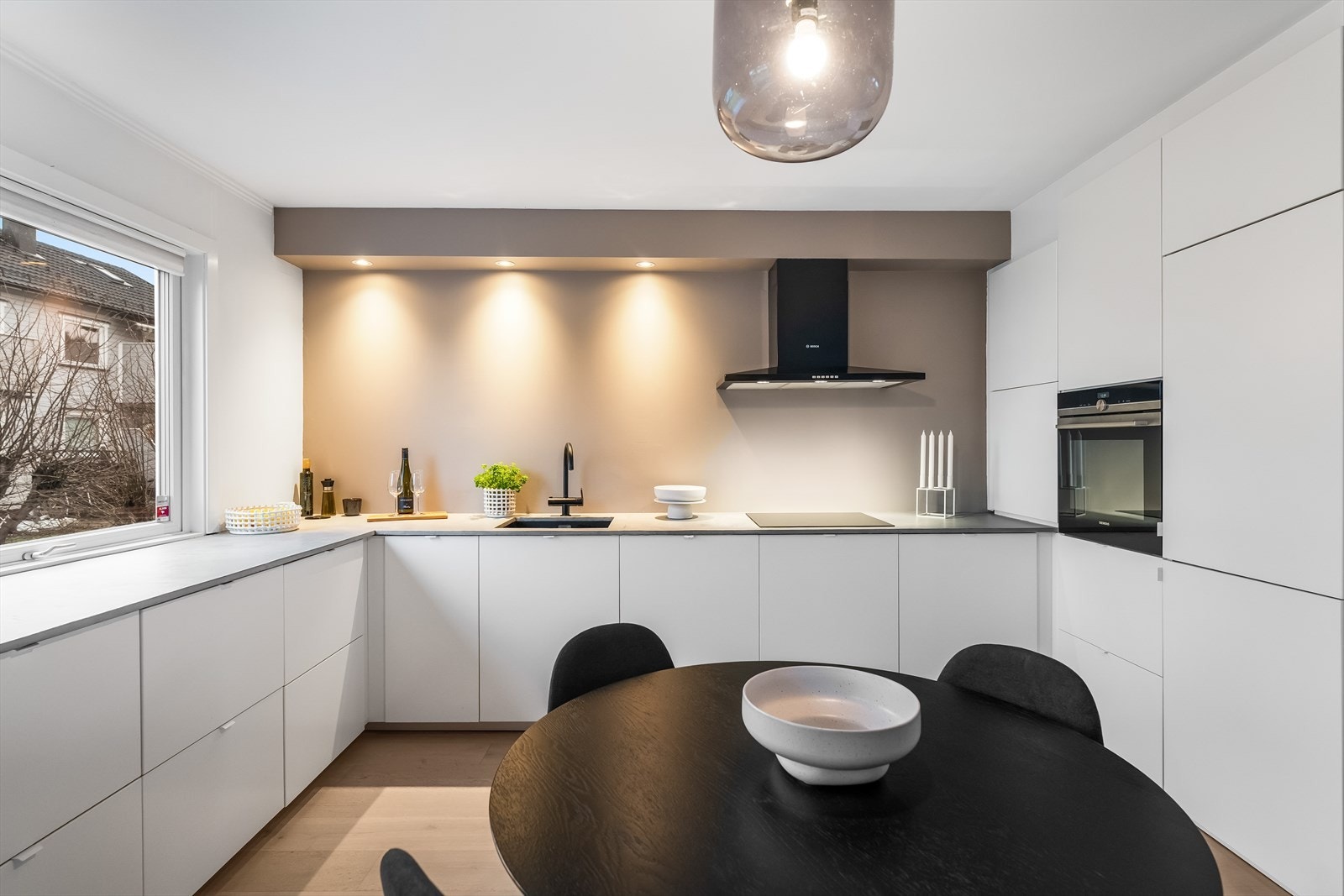 Alle hvitevarene er integrerte, bestående av platetopp, stekeovn, oppvaskmaskin og en kombinert kjøl/frys. Ovnen er praktisk plassert i et av høyskapene. Galleribilde