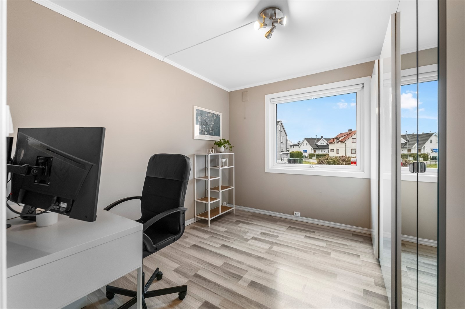 Soverommet i 1. etasje er innredet med to garderobeskap; ett med speilfronter og ett med skyvedører. Galleribilde