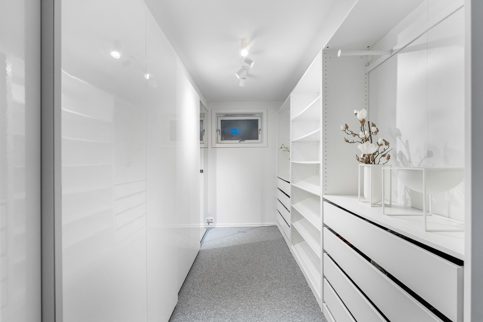 Her er det installert rikelig med garderobeskap. Galleribilde