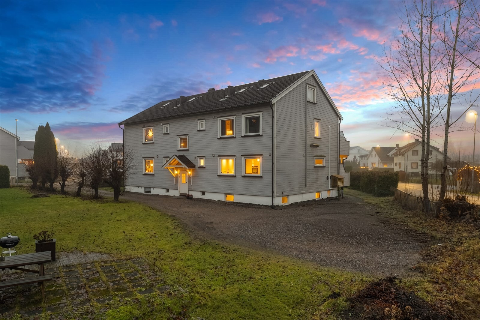 Leiligheten ligger i 1. etasje i en firemannsbolig, andelen disponerer parkeringsplass med elbil-lader. Galleribilde