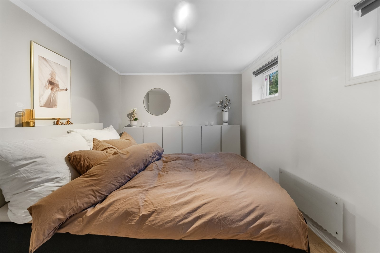 Rom innredet som soverom i kjeller. Galleribilde