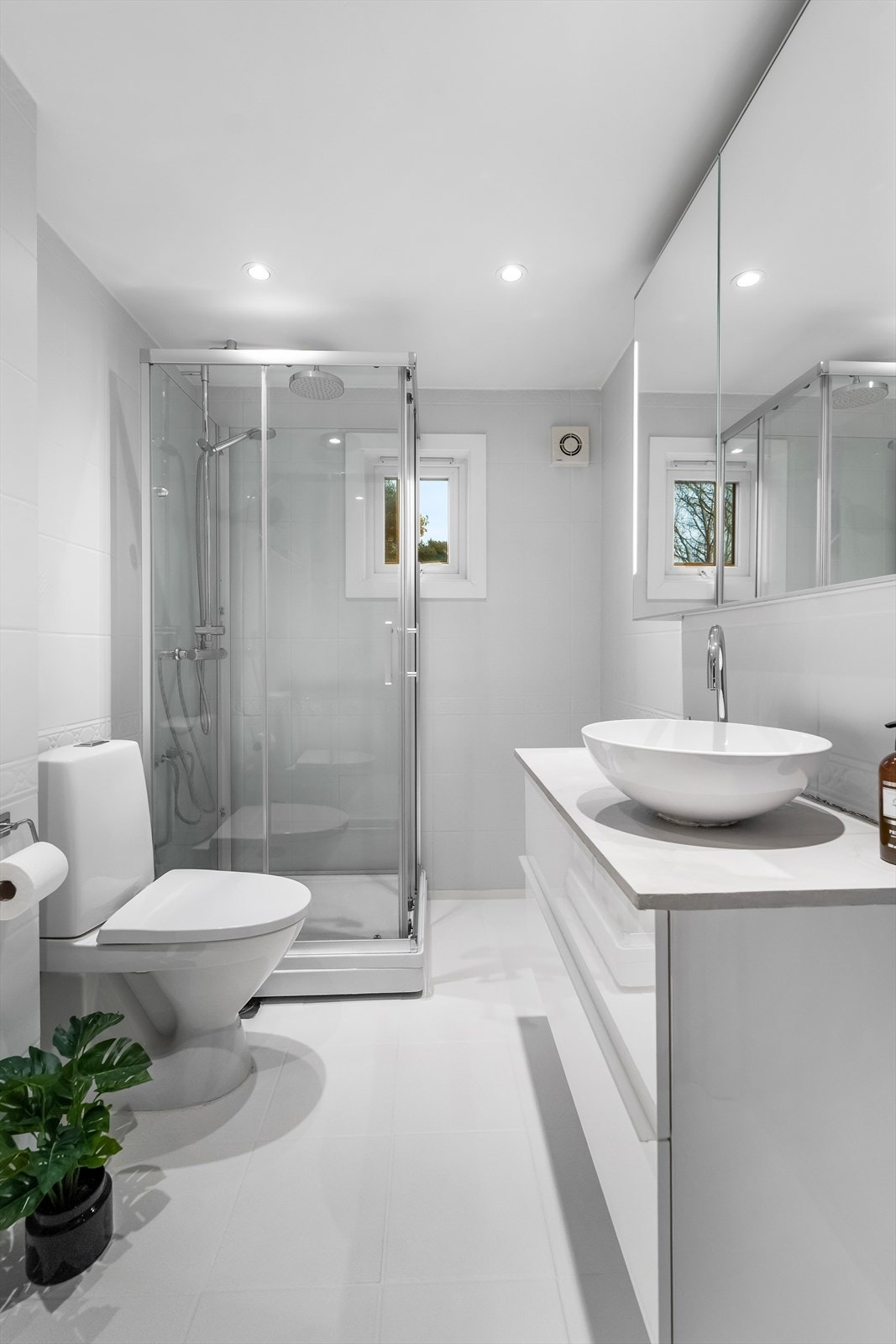 Varme er lagt i gulvet, og badet har toalett, downlights og dusjkabinett med regnfallsdusj. Galleribilde