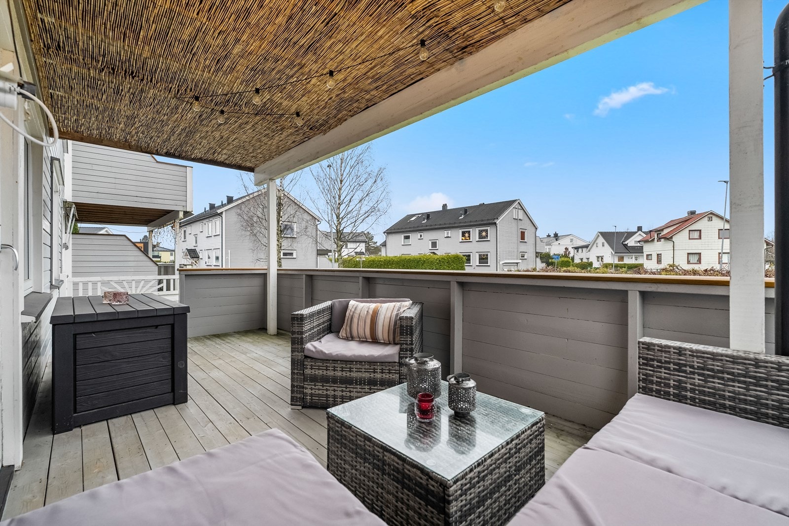 Terrassen består av to nivåer med et samlet areal på ca. 27 kvm. Galleribilde