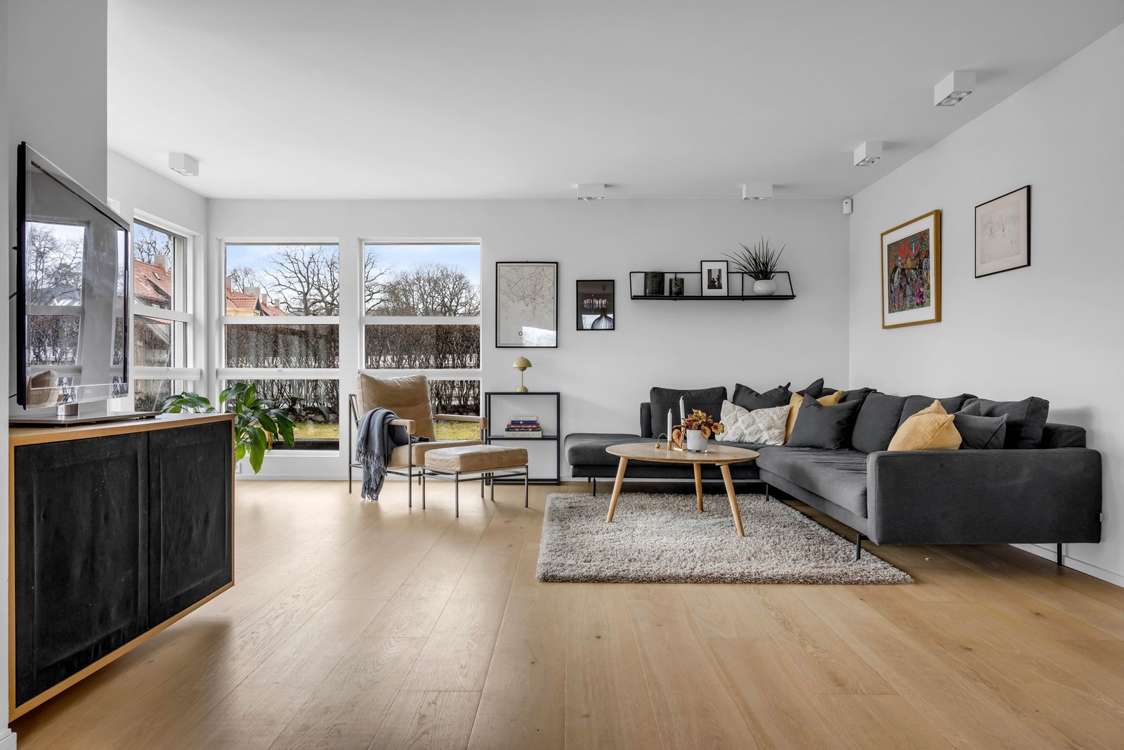 I stuedelen er det god plass til sittegrupper og TV møblement Galleribilde