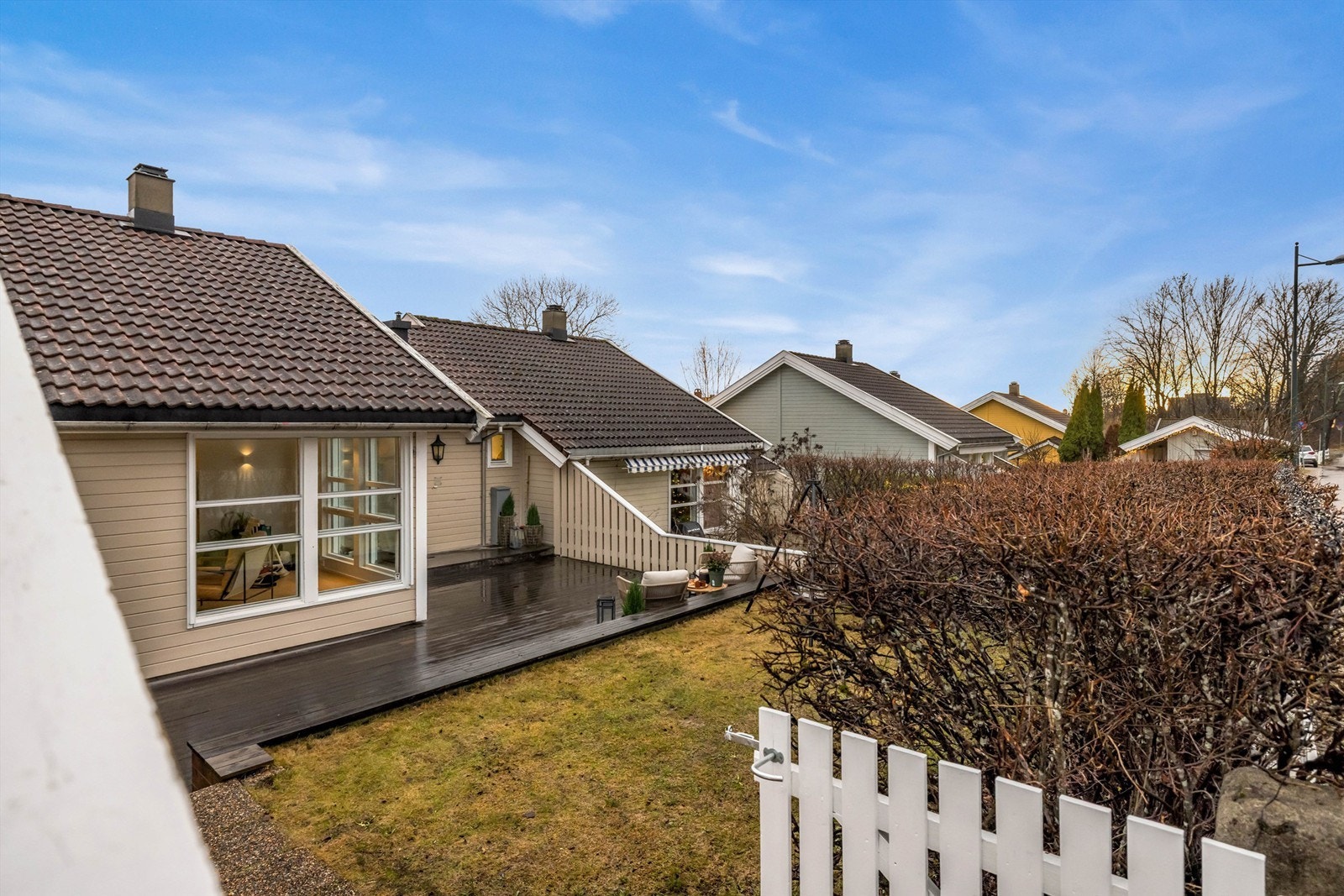 Det er parkering i garasjerekke i enden av sameiets tomt. Ladeboks for el-bil er montert. Gratis beboerparkering i gaten Galleribilde