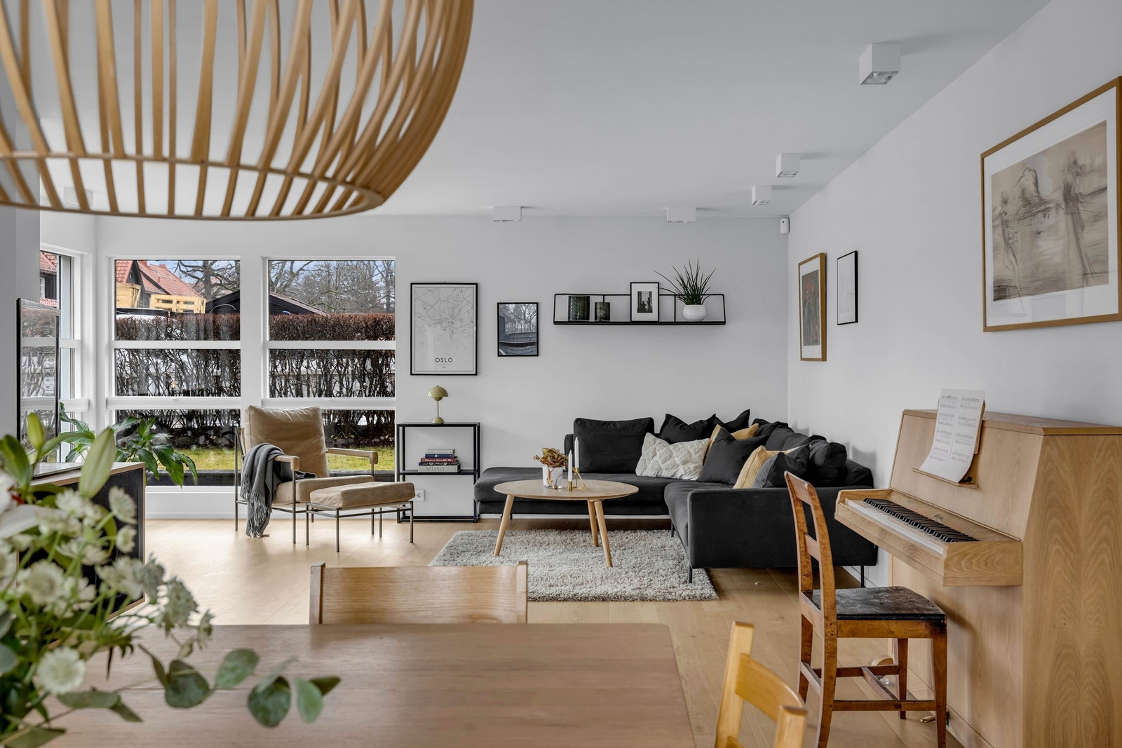 Her er det god plass til både hverdagsliv og sosiale sammenkomster, med romslige soner som gir mulighet for flere sittegrupper og fleksibel møblering Galleribilde