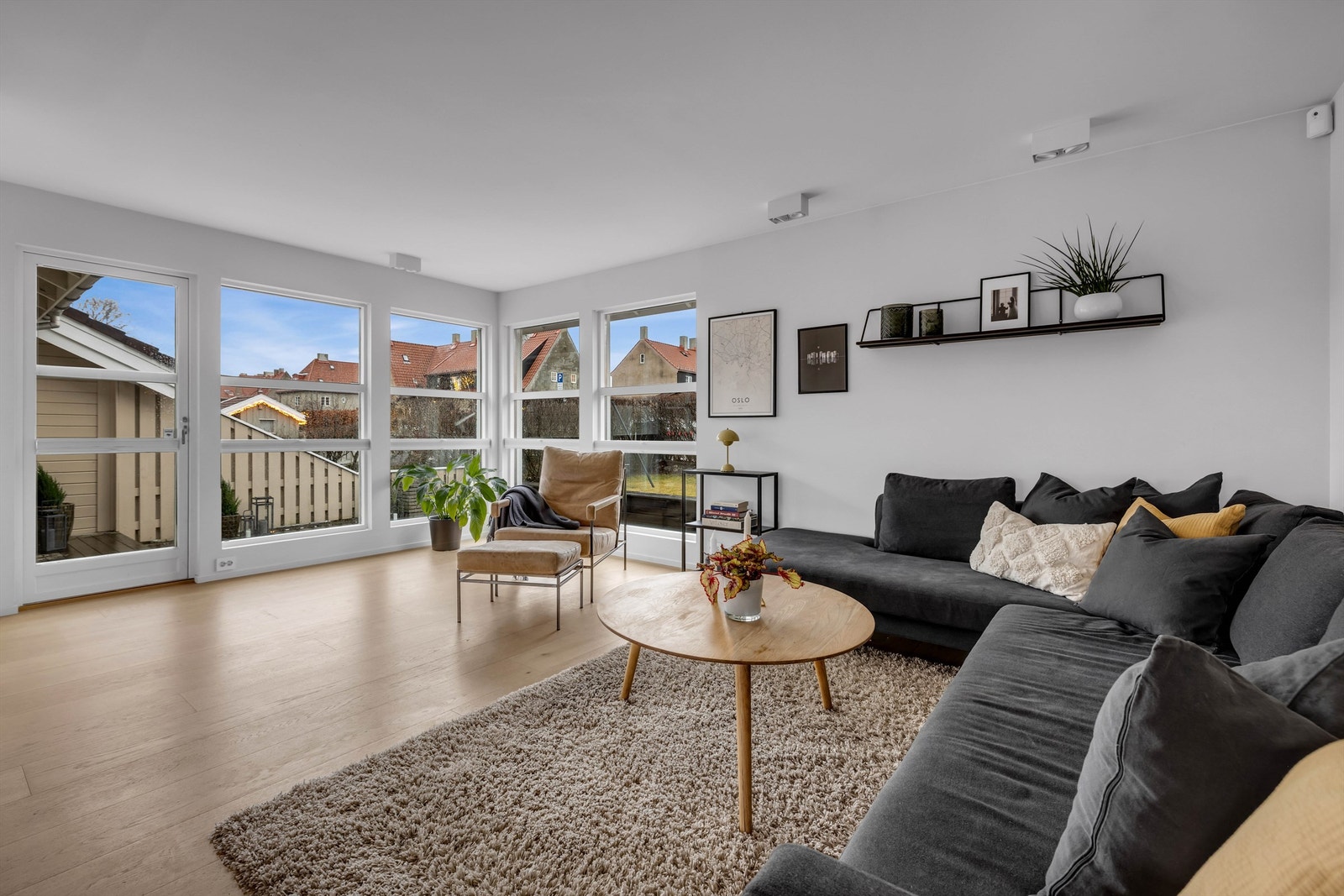 Oppholdsrommet har gjennomgående lys fra store vindusflater, som gir en luftig og behagelig atmosfære gjennom hele dagen. Galleribilde