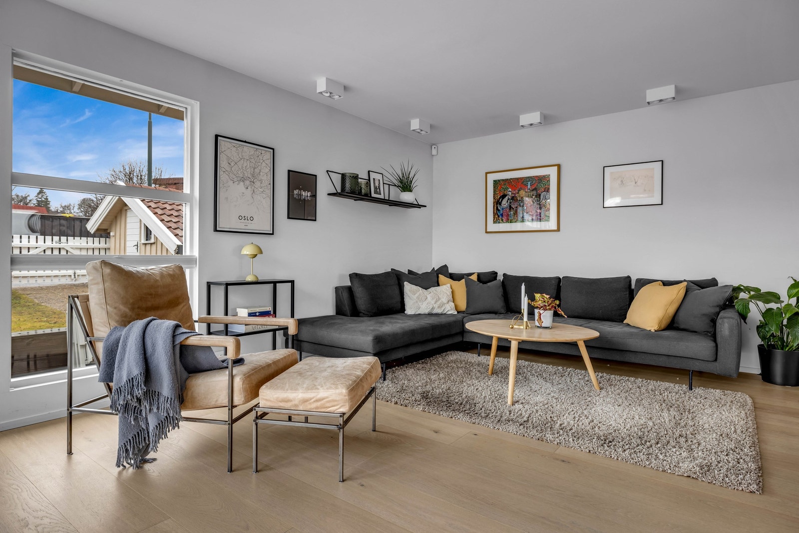 Belysningen i boligen er nøye planlagt av lysdesigner, og skaper en varm og stemningsfull ramme som fremhever de ulike rommenes kvaliteter Galleribilde