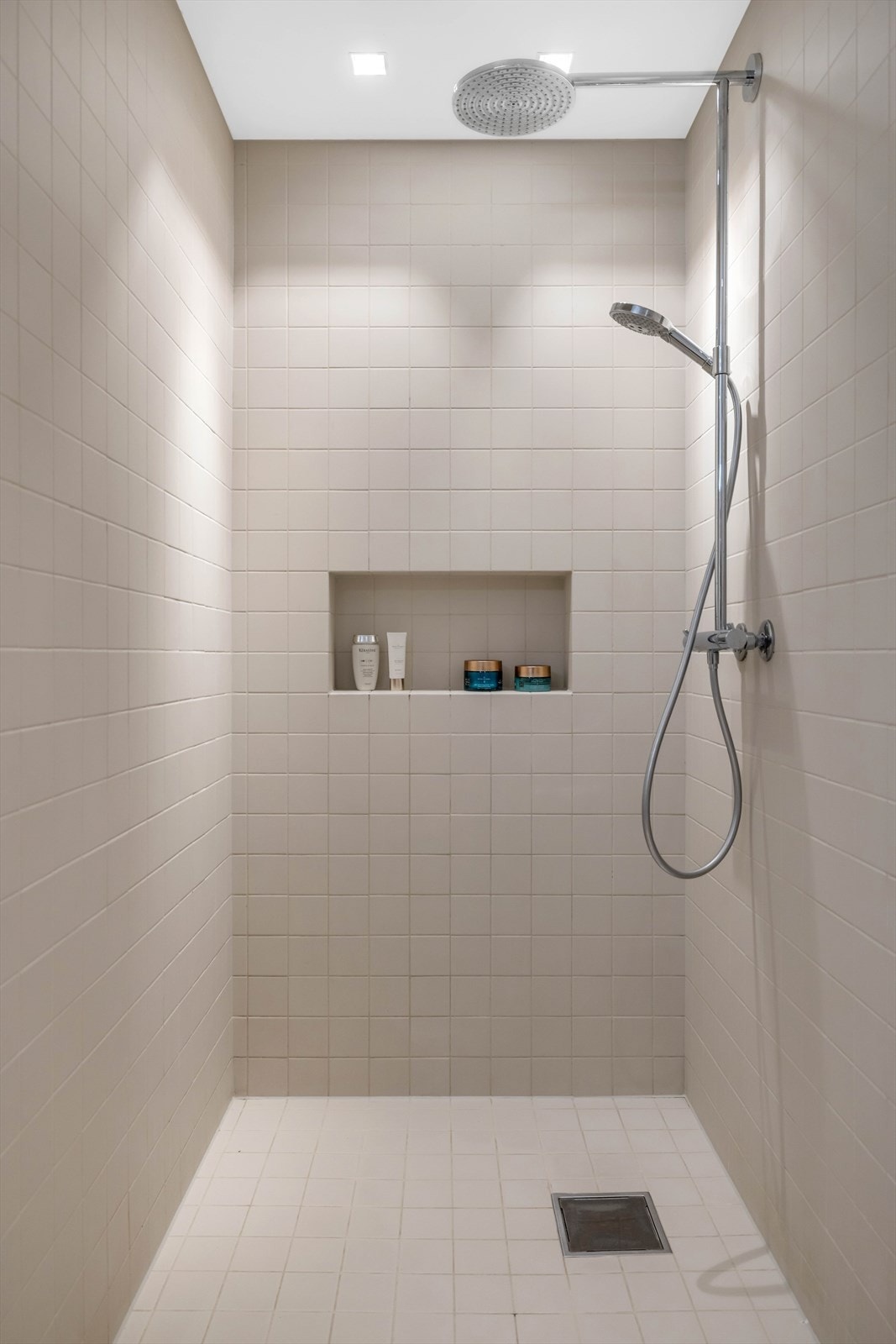 Romslig dusj med nisje for shampoo og såpe Galleribilde